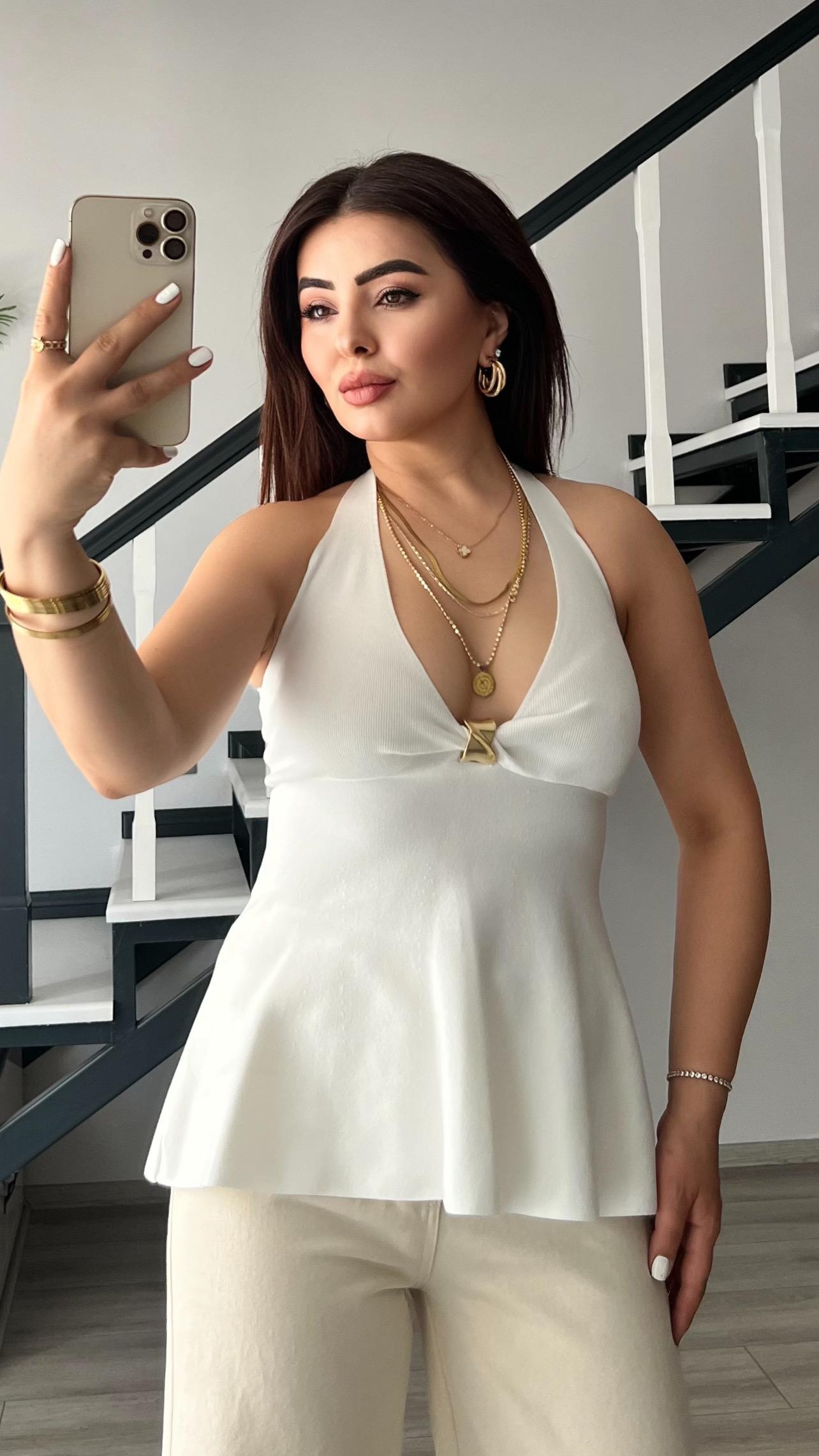 Beyaz Halter Yaka Gold Toka Detaylı Triko Bluz