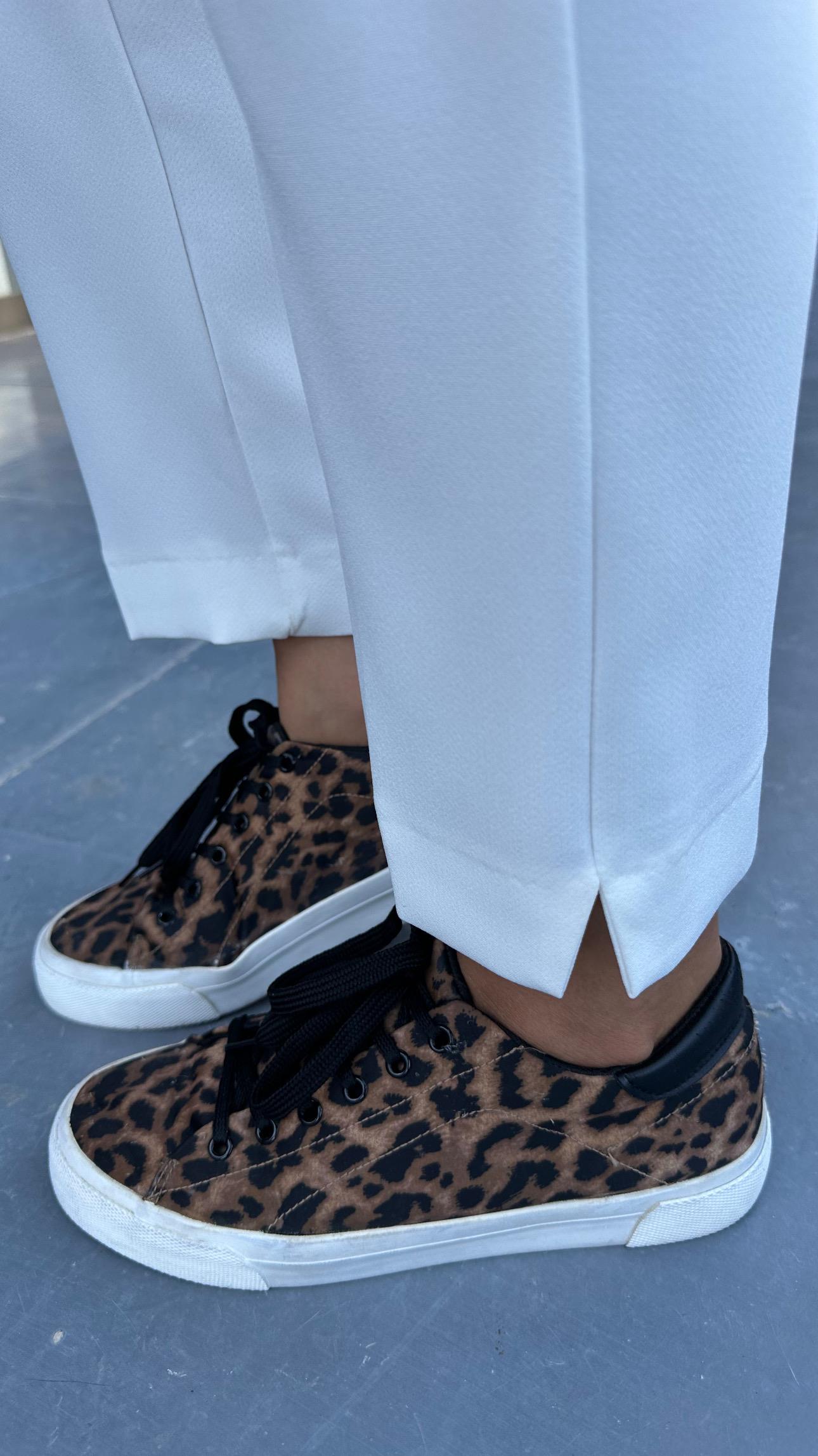 Beyaz Paça Yırtmaçlı Crep Kumaş Klasik Pantolon