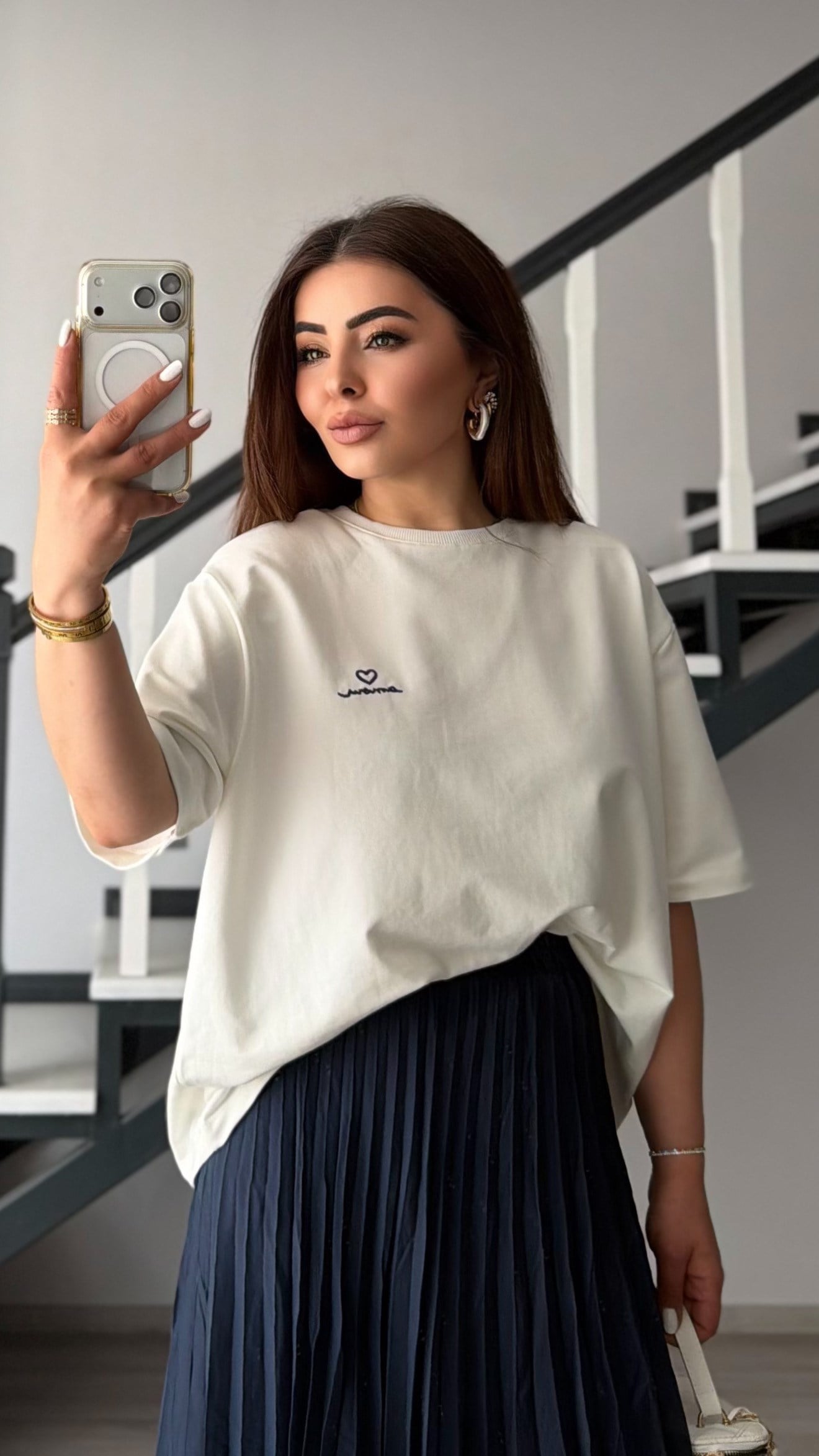 Beyaz Vatkalı Tshirt-Lacivert Piliseli Etek Takım