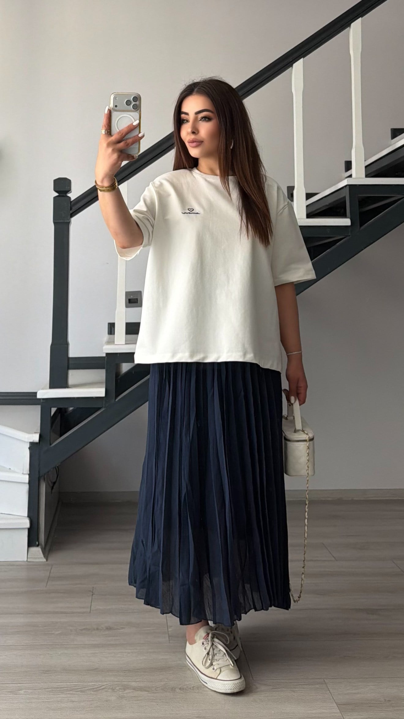 Beyaz Vatkalı Tshirt-Lacivert Piliseli Etek Takım