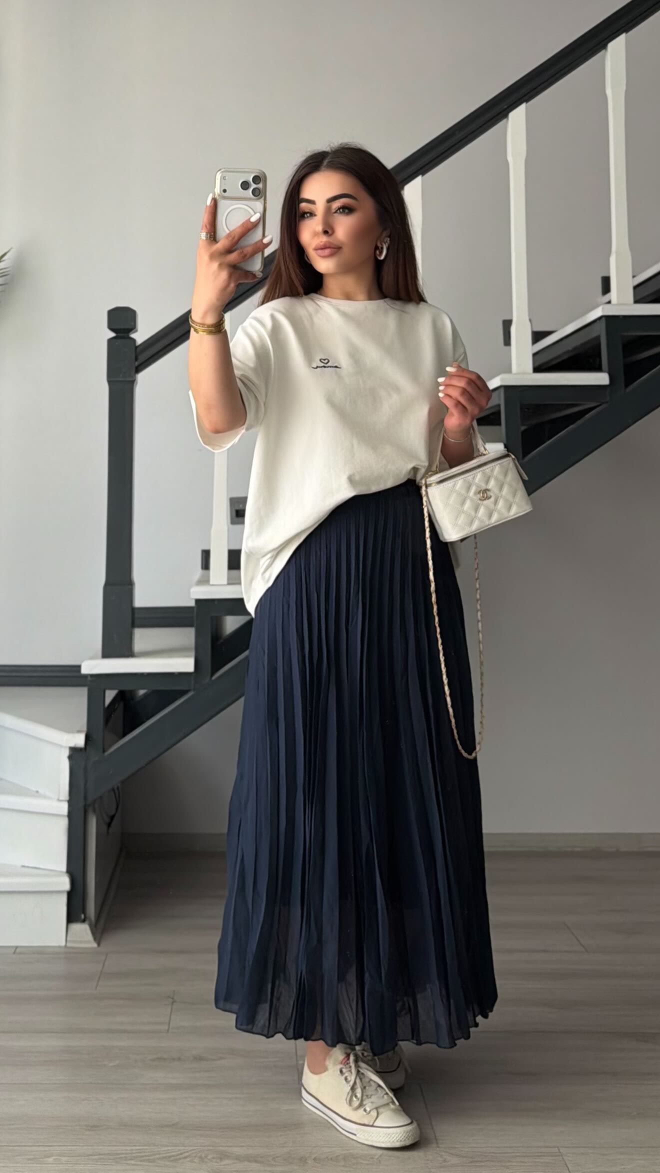 Beyaz Vatkalı Tshirt-Lacivert Piliseli Etek Takım