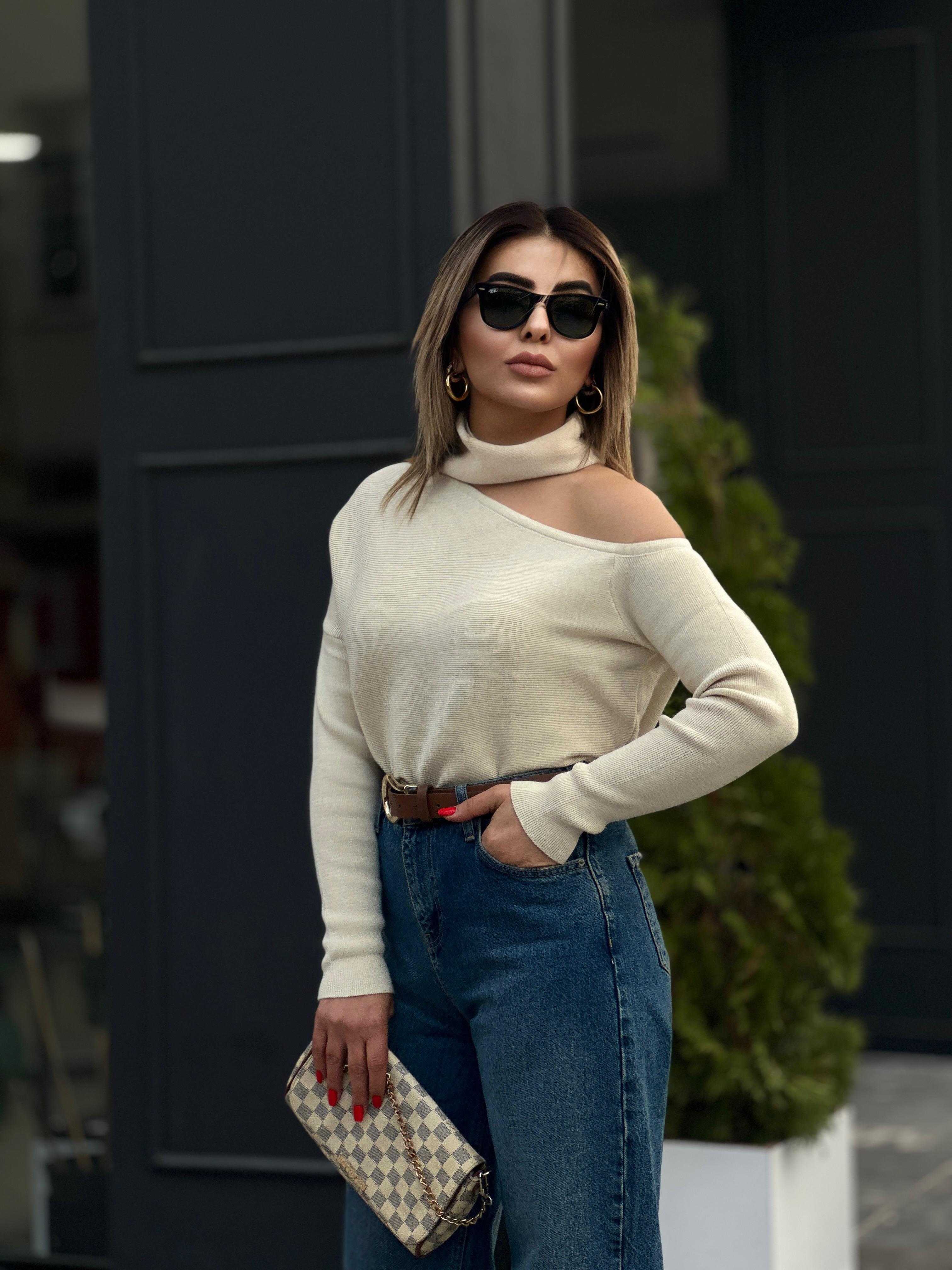 Off-white dropped shoulder sweater with detachable neckline.