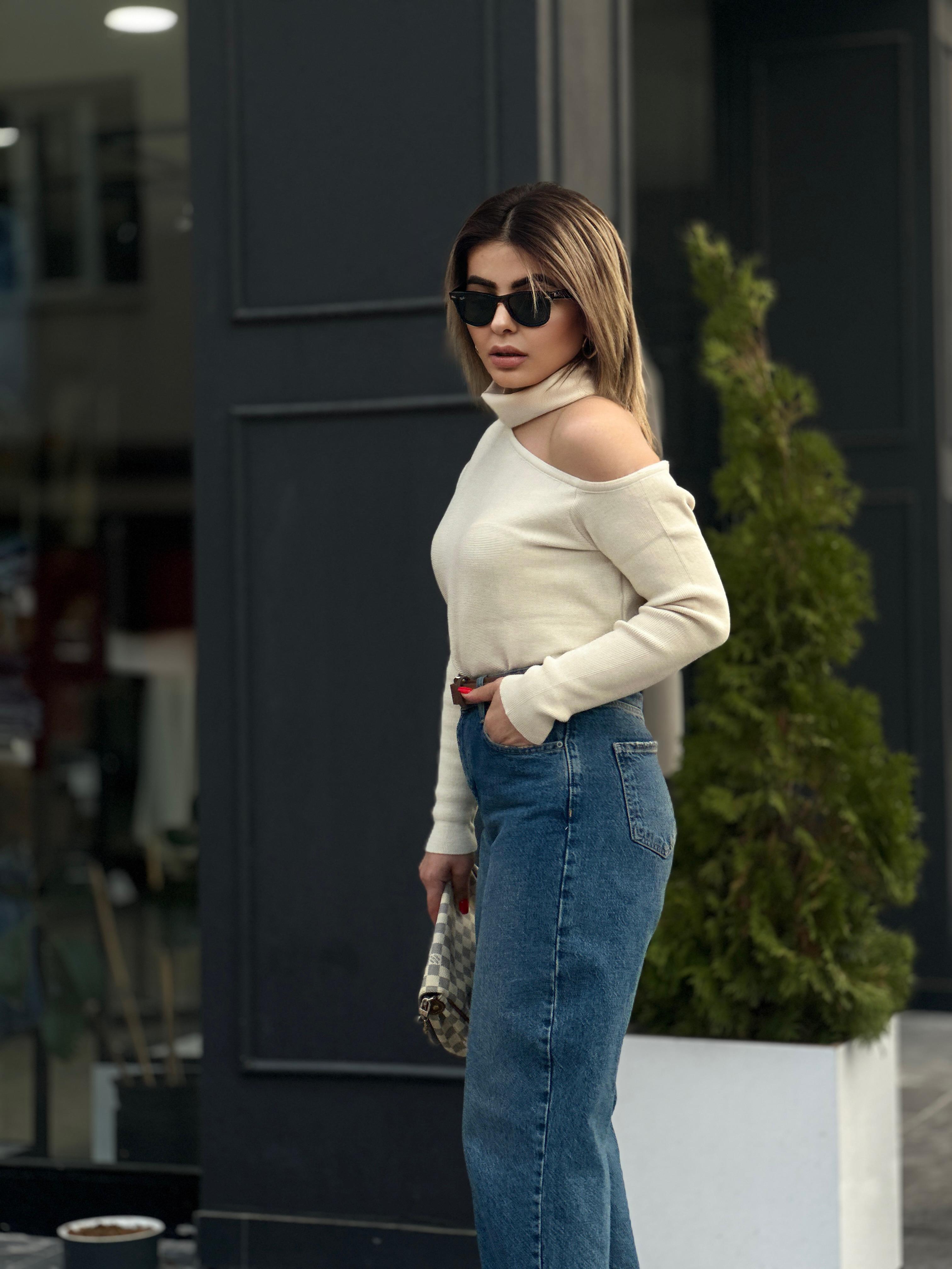 Off-white dropped shoulder sweater with detachable neckline.