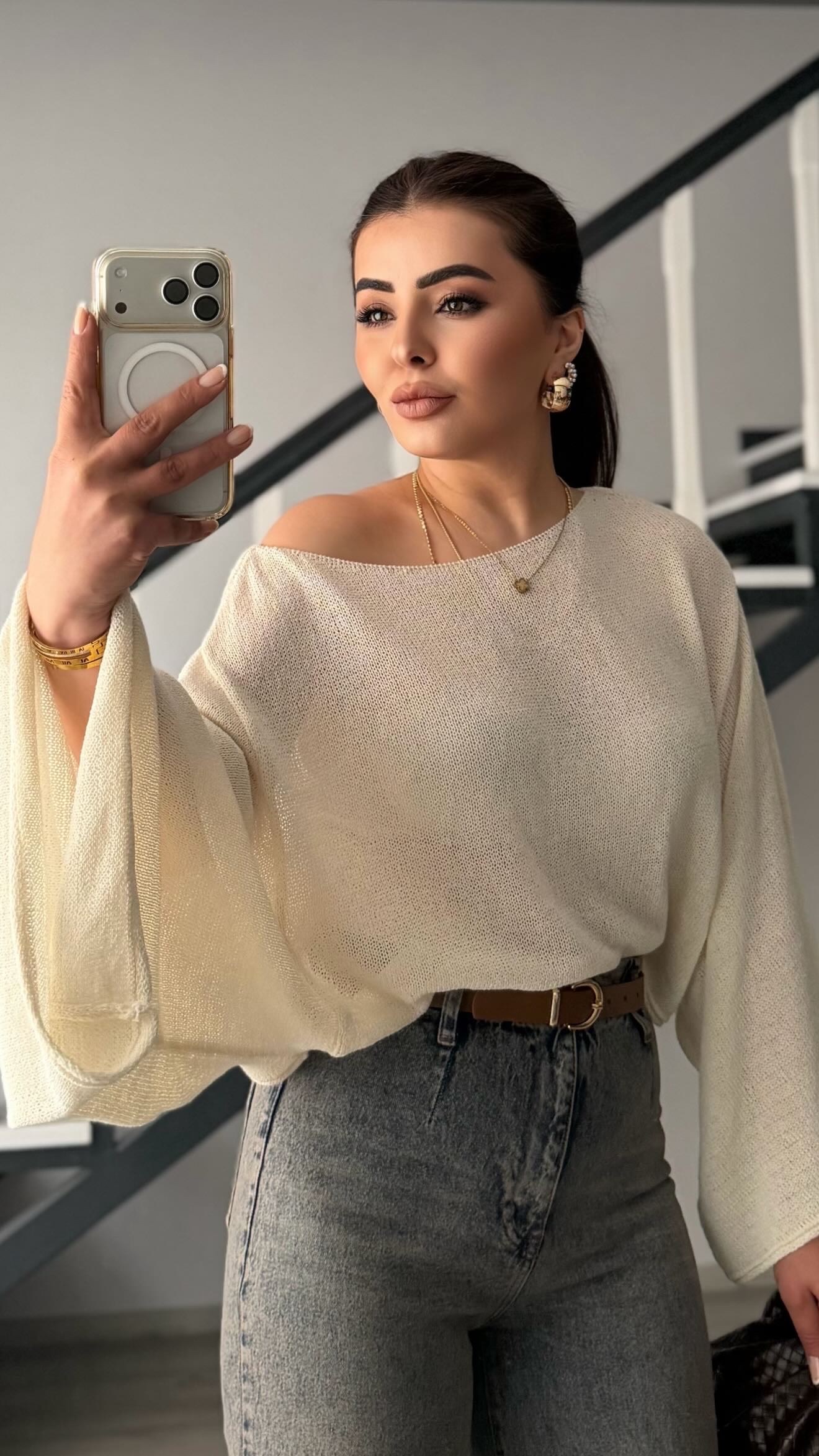 بلوزة ميرسيريه كريمي بأكمام خفاش وقصة رقبة مركب