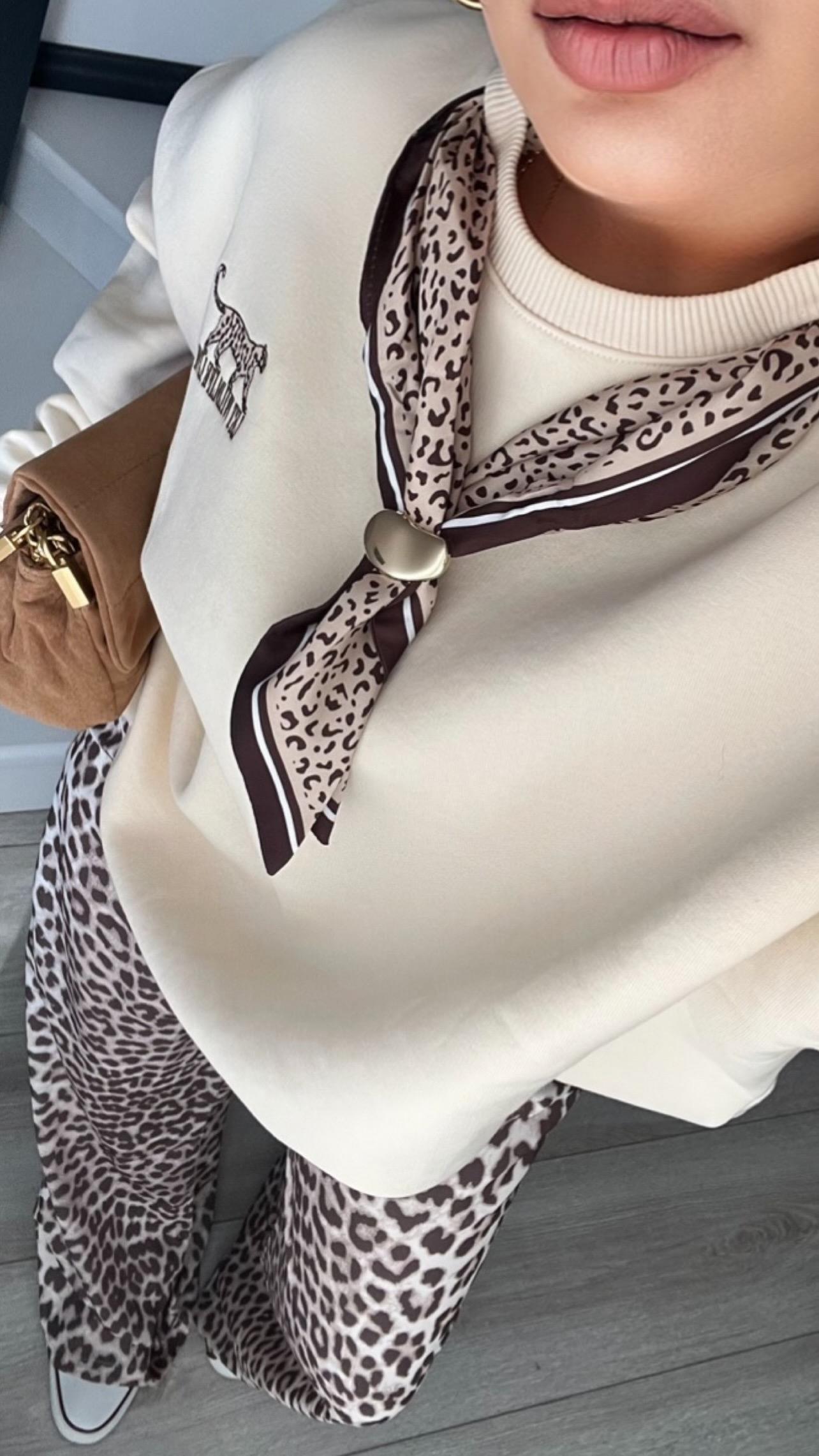 Gold Aksesuarlı Leopar Desen Fular Detaylı Sweatshirt