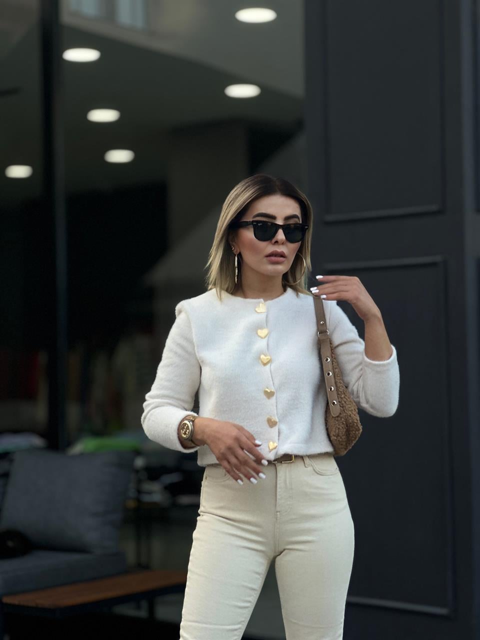 كارديجان ذهبي اللون مزين بأزرار على شكل قلب