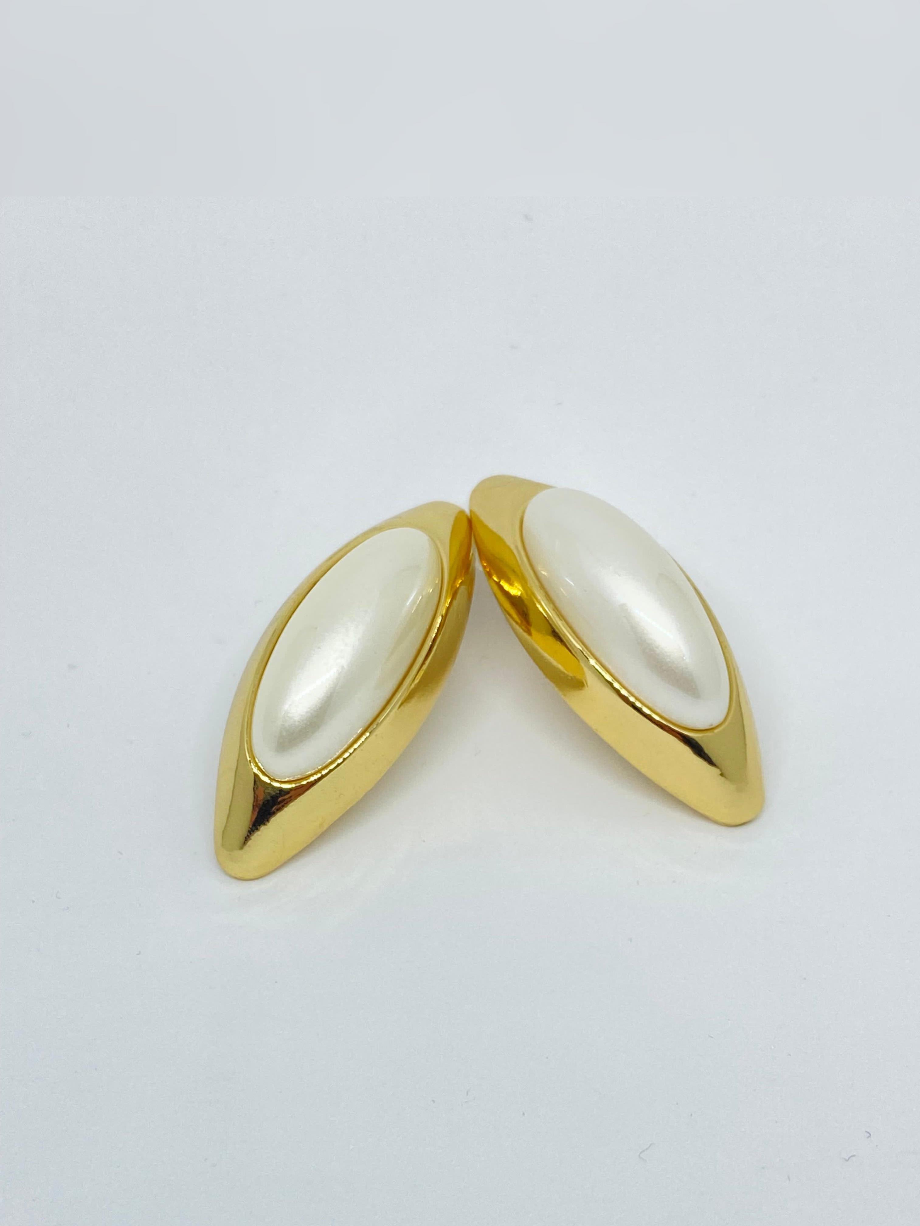 Gold Plaka Detay Uzun Oval İnci Küpe 