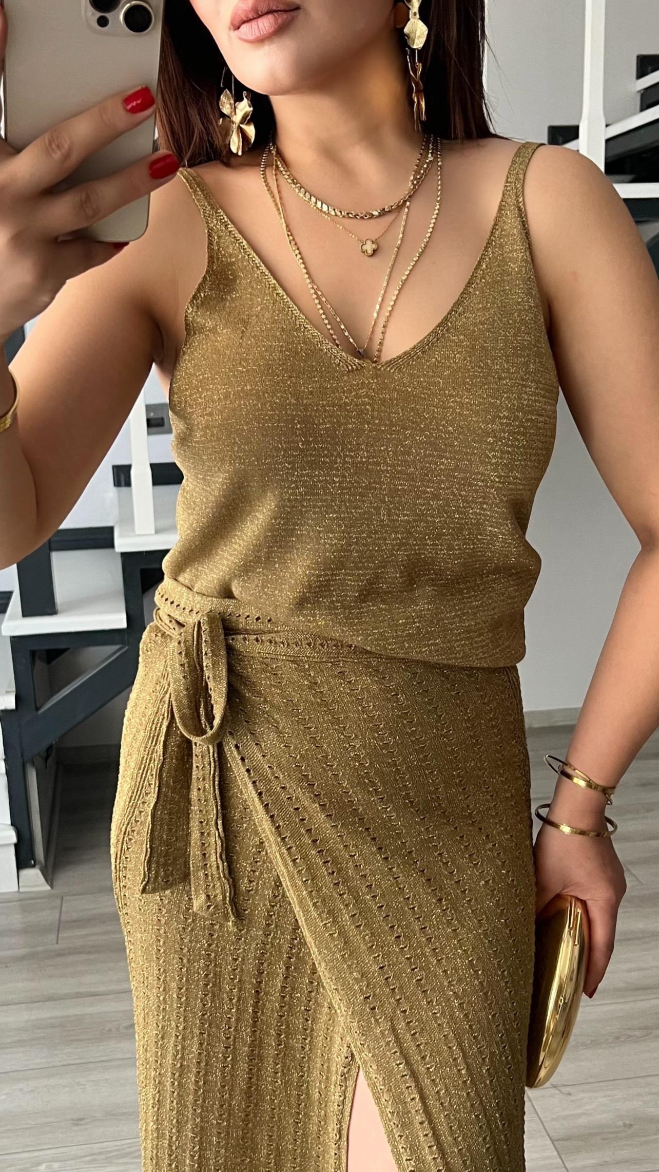 بلوزة كاكي ذهبية لامعة بحمالات