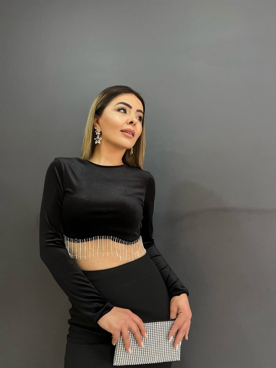 بلوزة مخملية مزينة بالأحجار