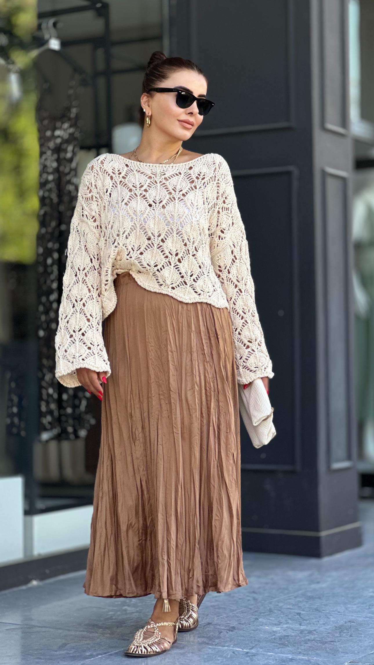 Coffee-colored skirt with elasticated waist.
