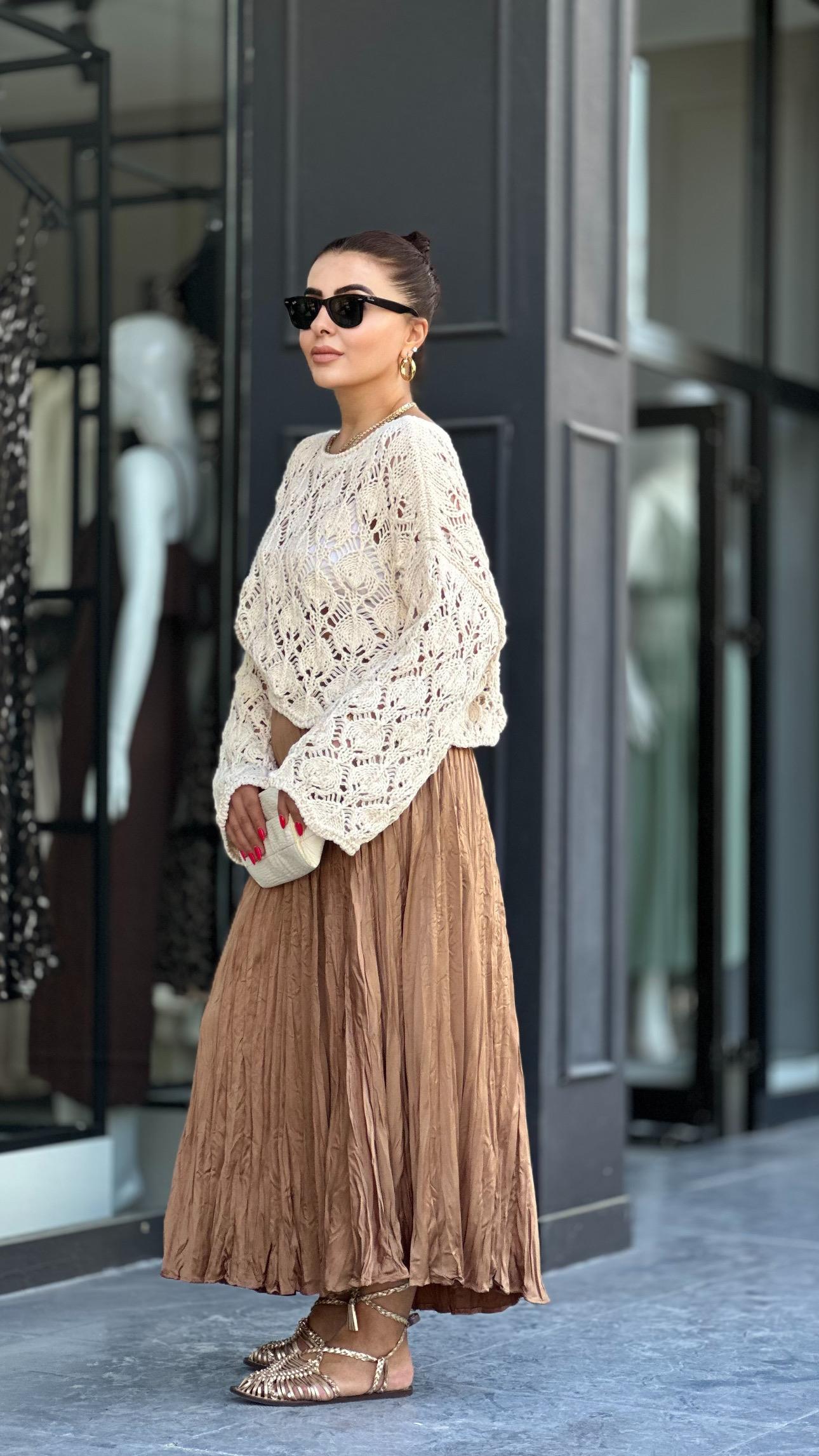 Coffee-colored skirt with elasticated waist.