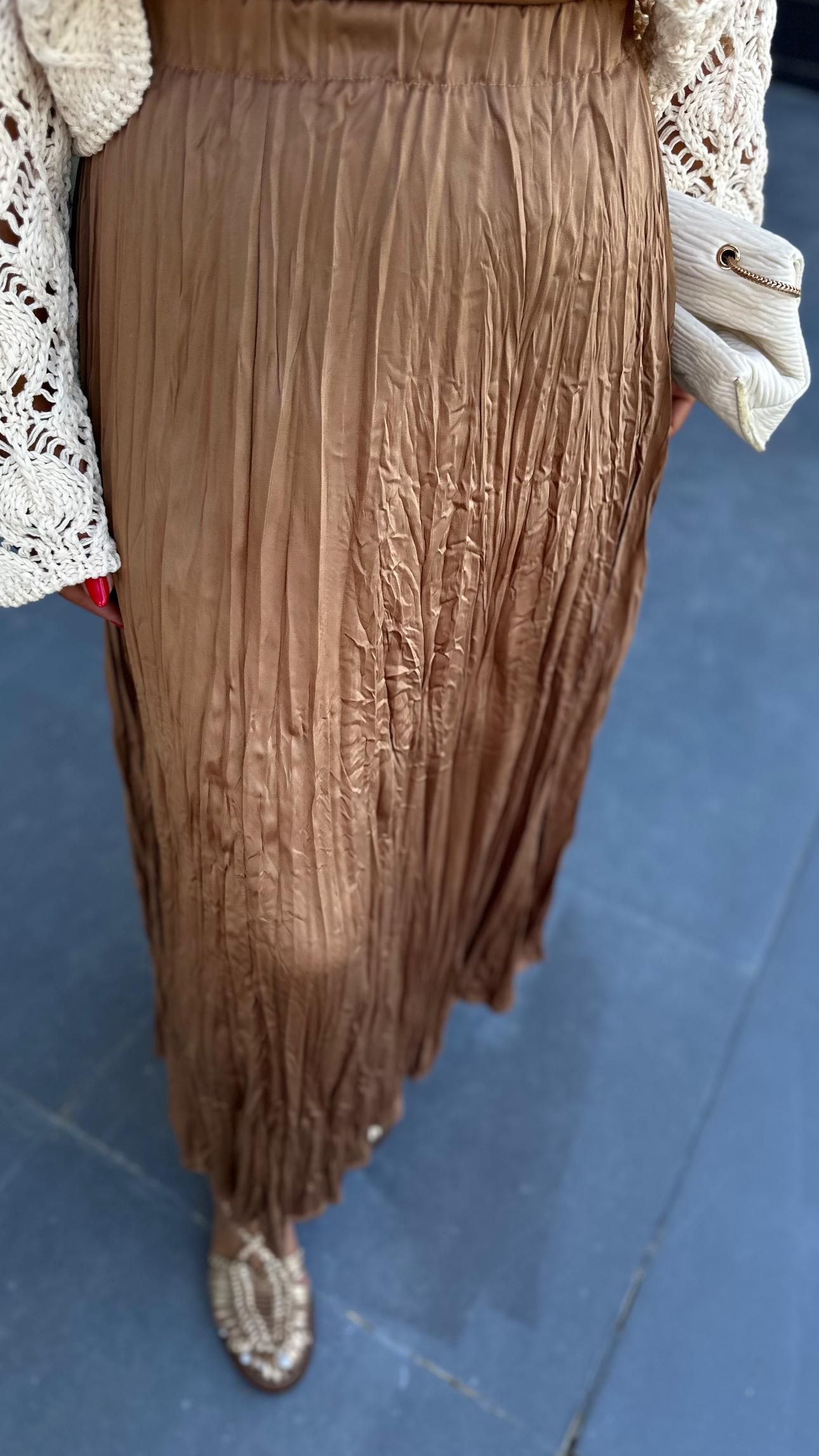 Coffee-colored skirt with elasticated waist.
