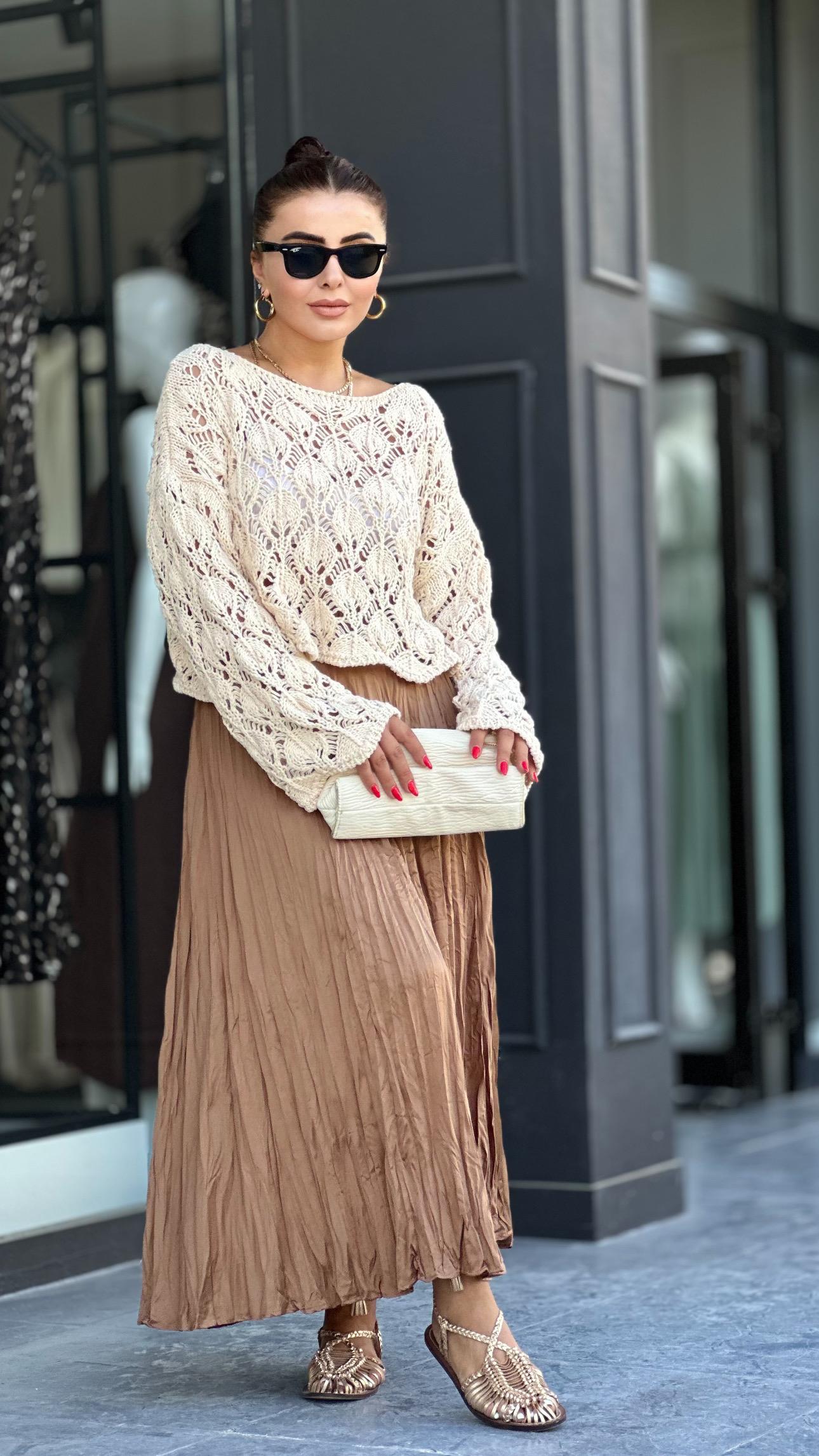 Coffee-colored skirt with elasticated waist.