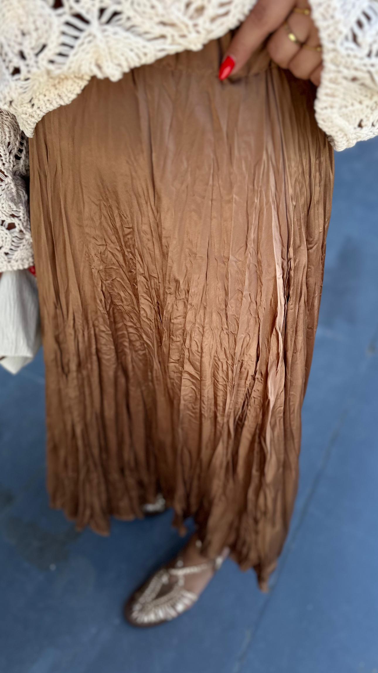 Coffee-colored skirt with elasticated waist.