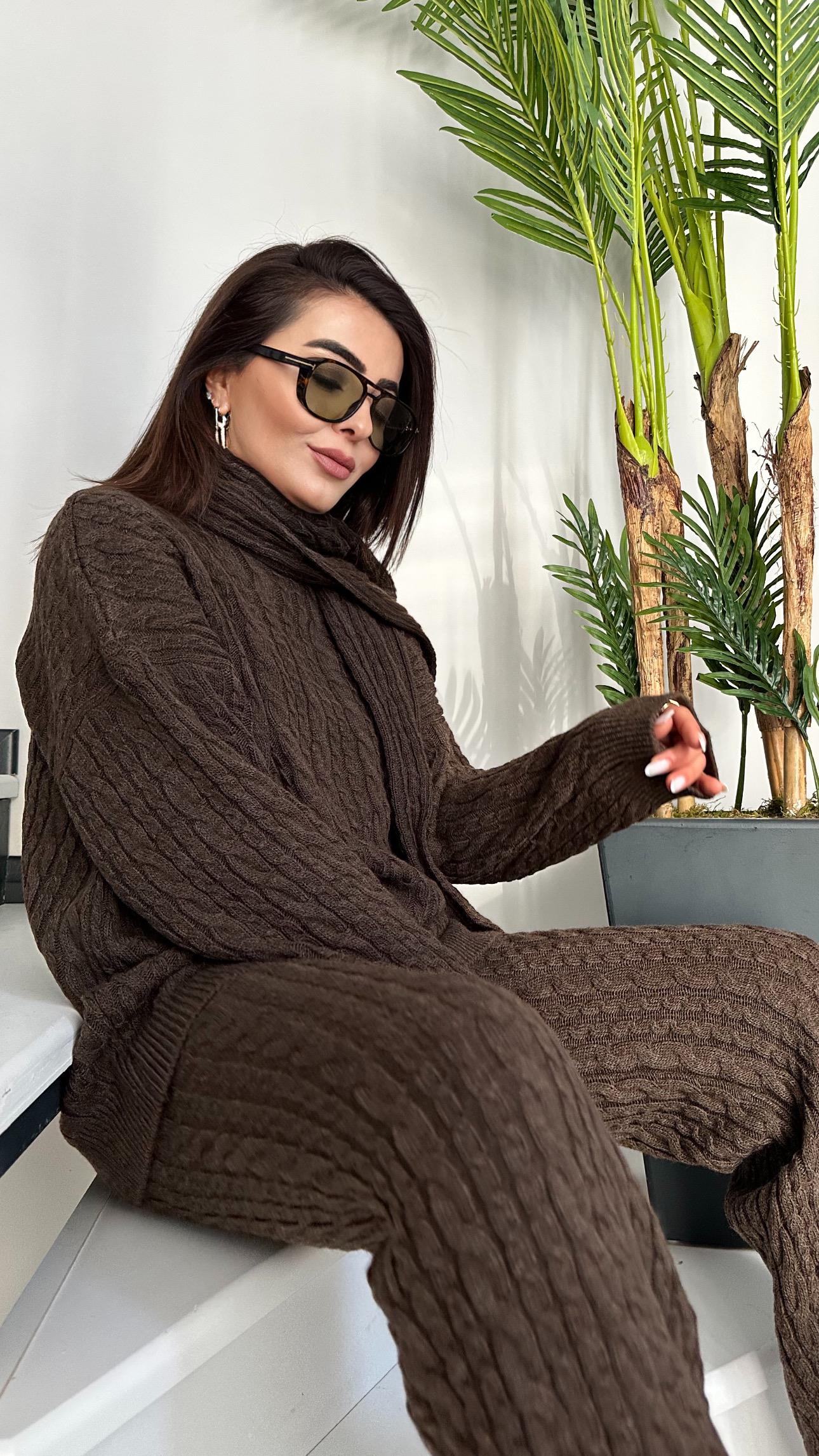 طقم وشاح محبوك مضفر بلون بني قهوة