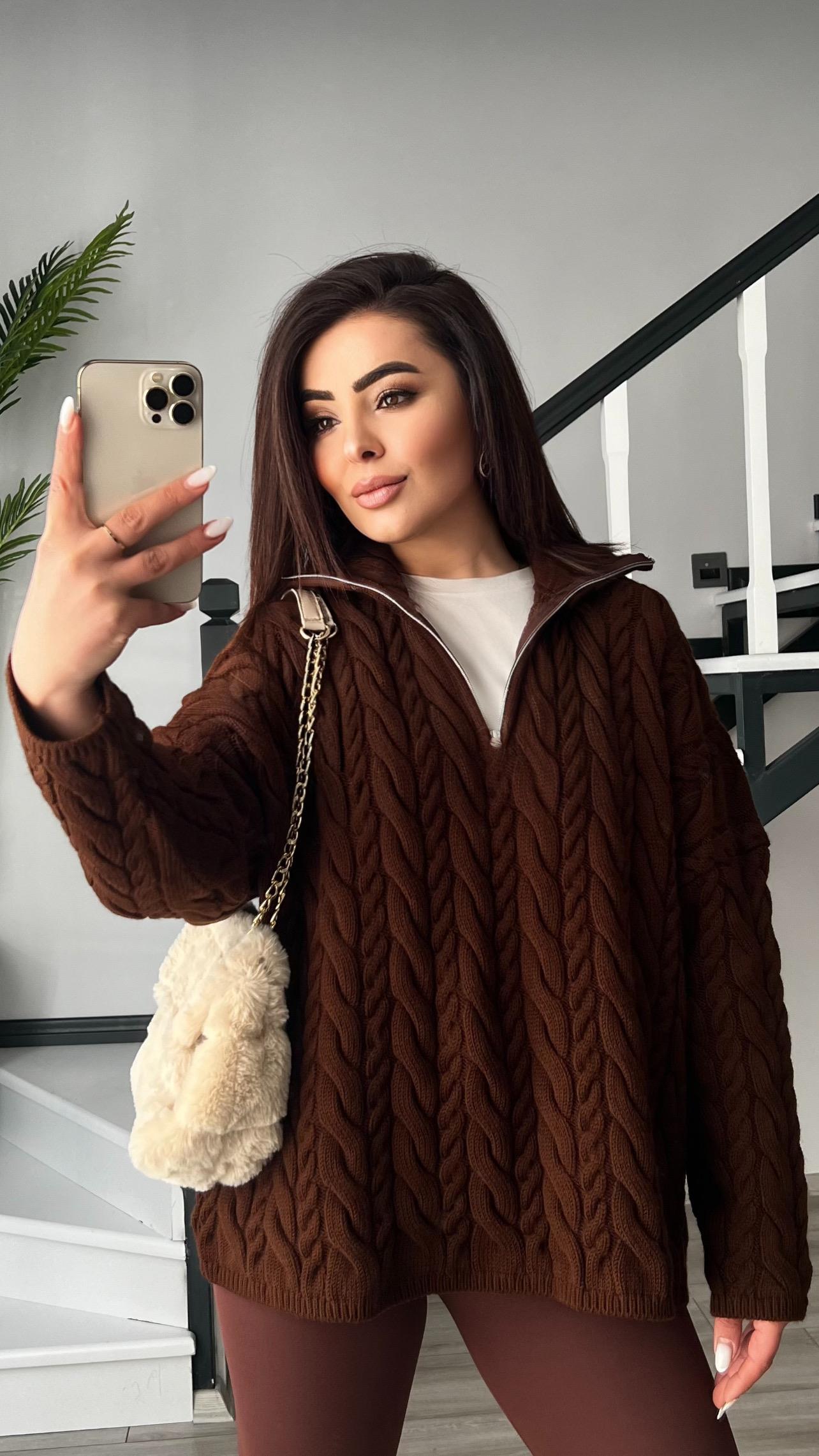 كنزة صوفية بنية اللون بياقة مضفرة