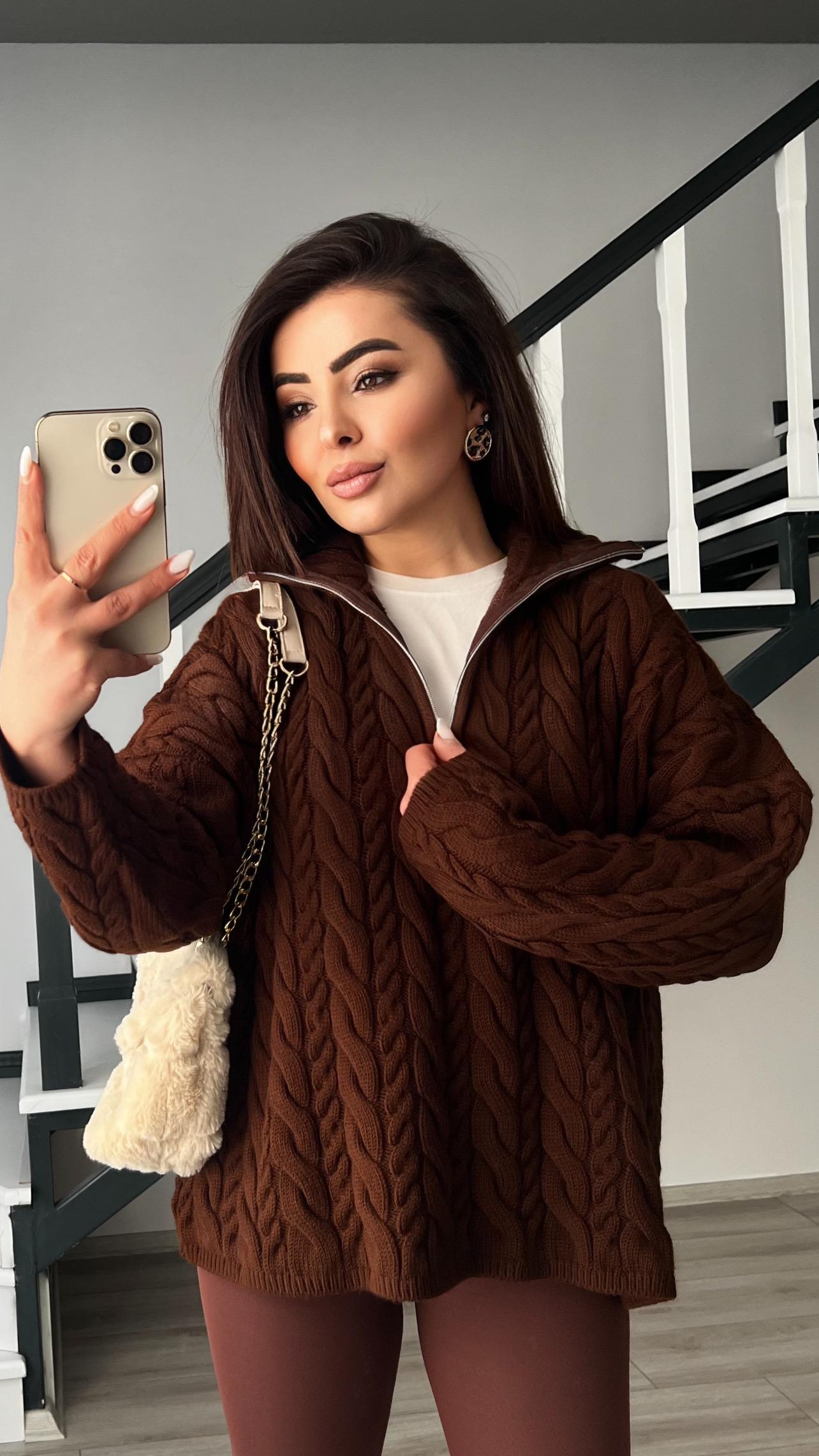 كنزة صوفية بنية اللون بياقة مضفرة