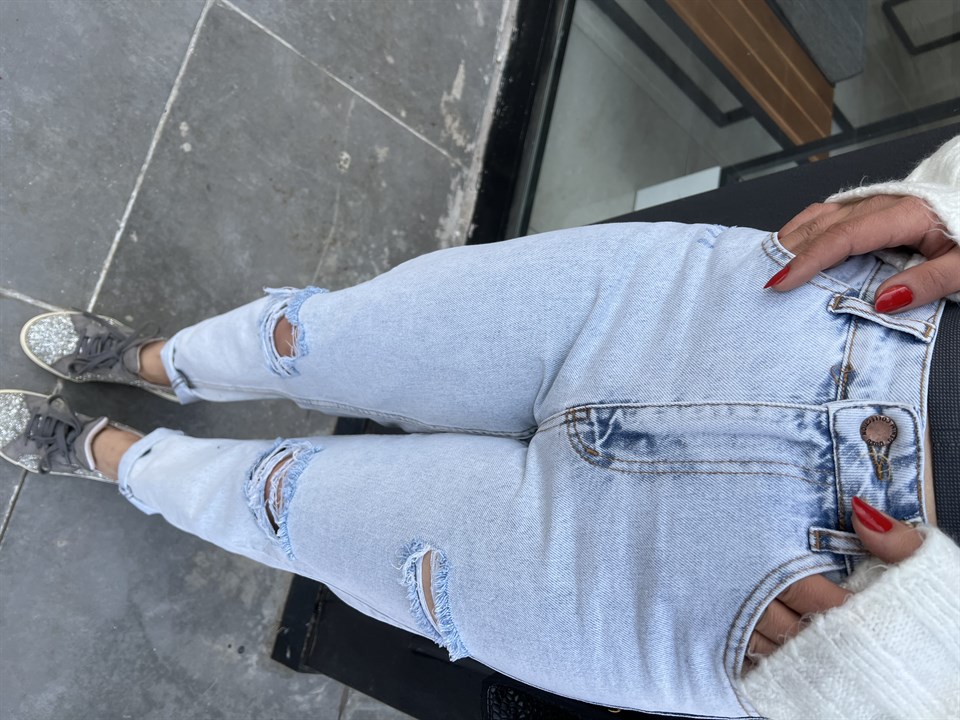 Snow Wash Ripped Jeans