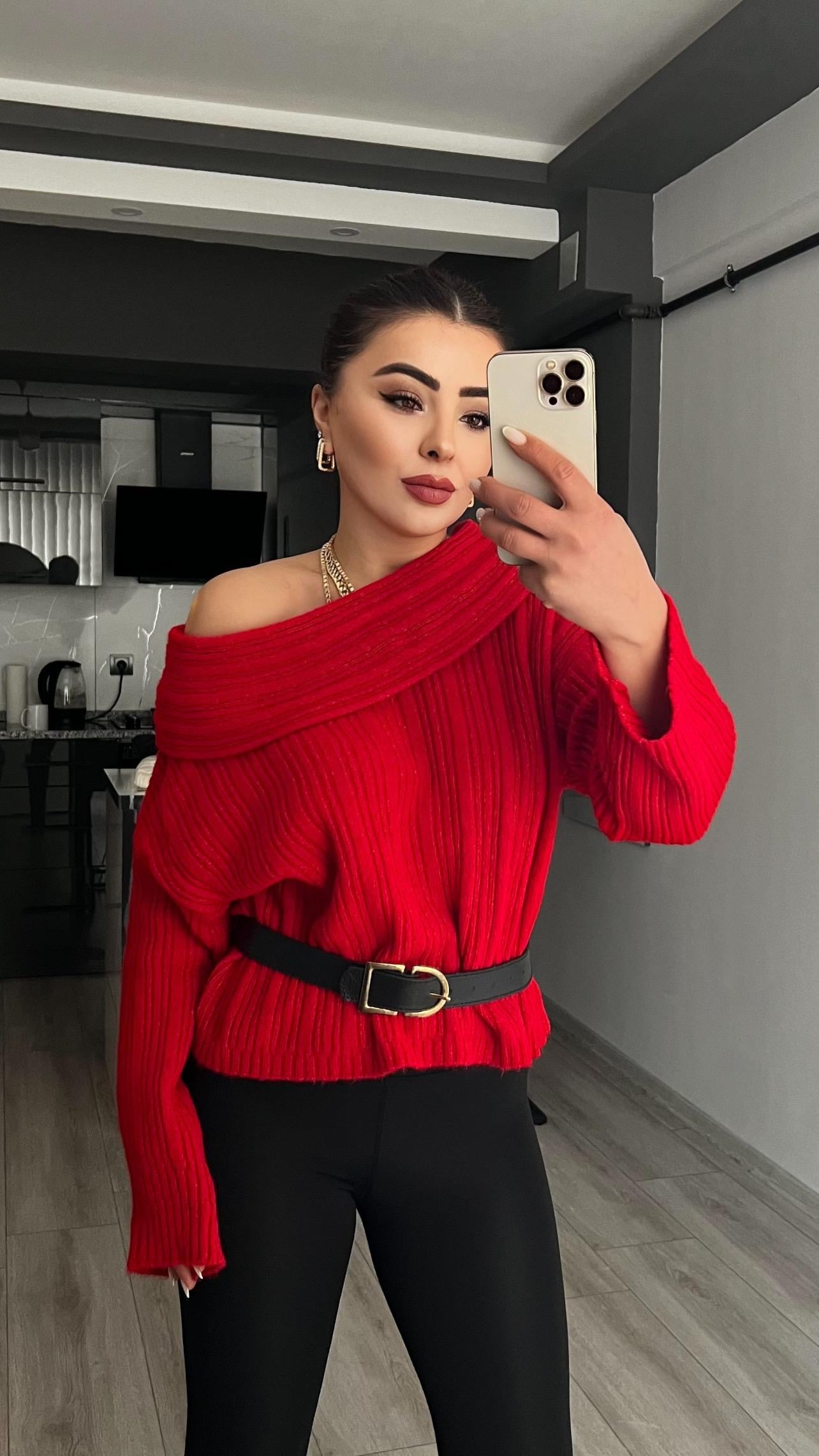 Kırmızı Degaje Yaka Kazak 