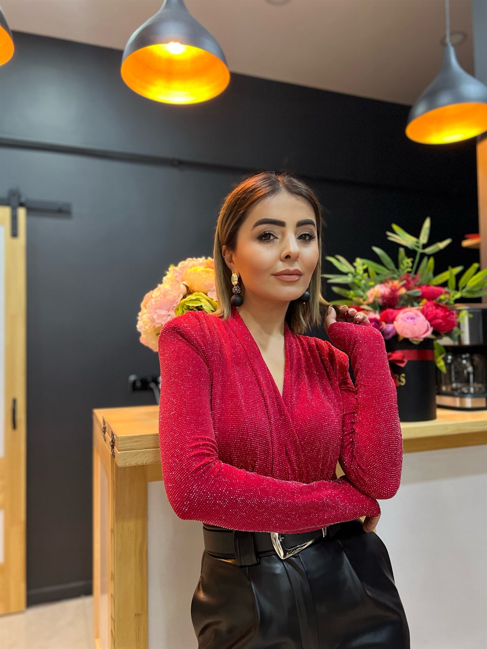 بلوزة حمراء لامعة مبطنة بياقة على شكل حرف V