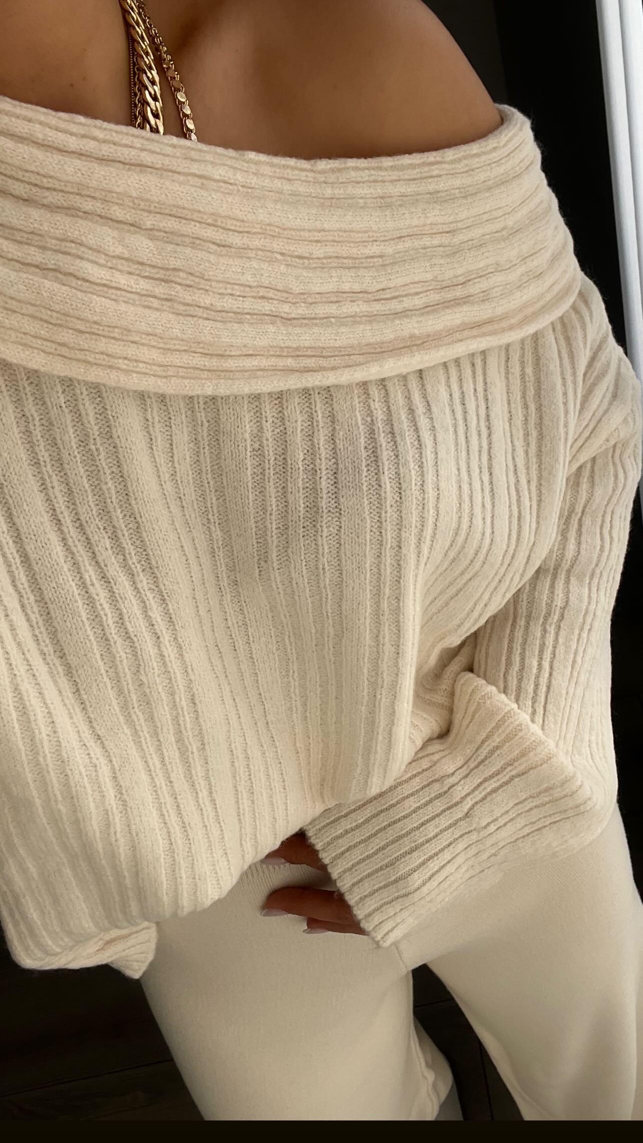 كنزة صوفية كريمية اللون بياقة على شكل حرف V