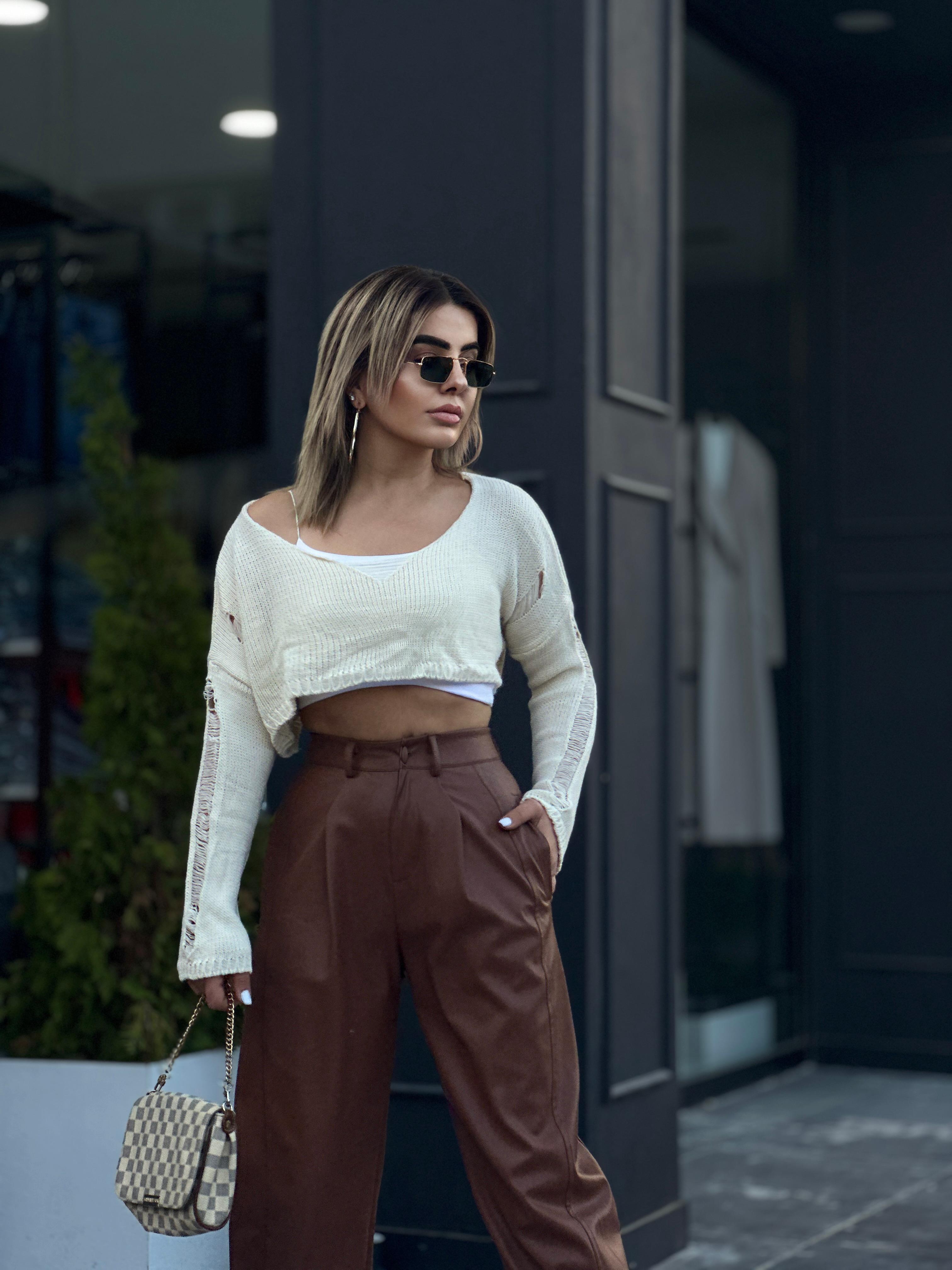 Krem Yırtık Detaylı Crop Kazak