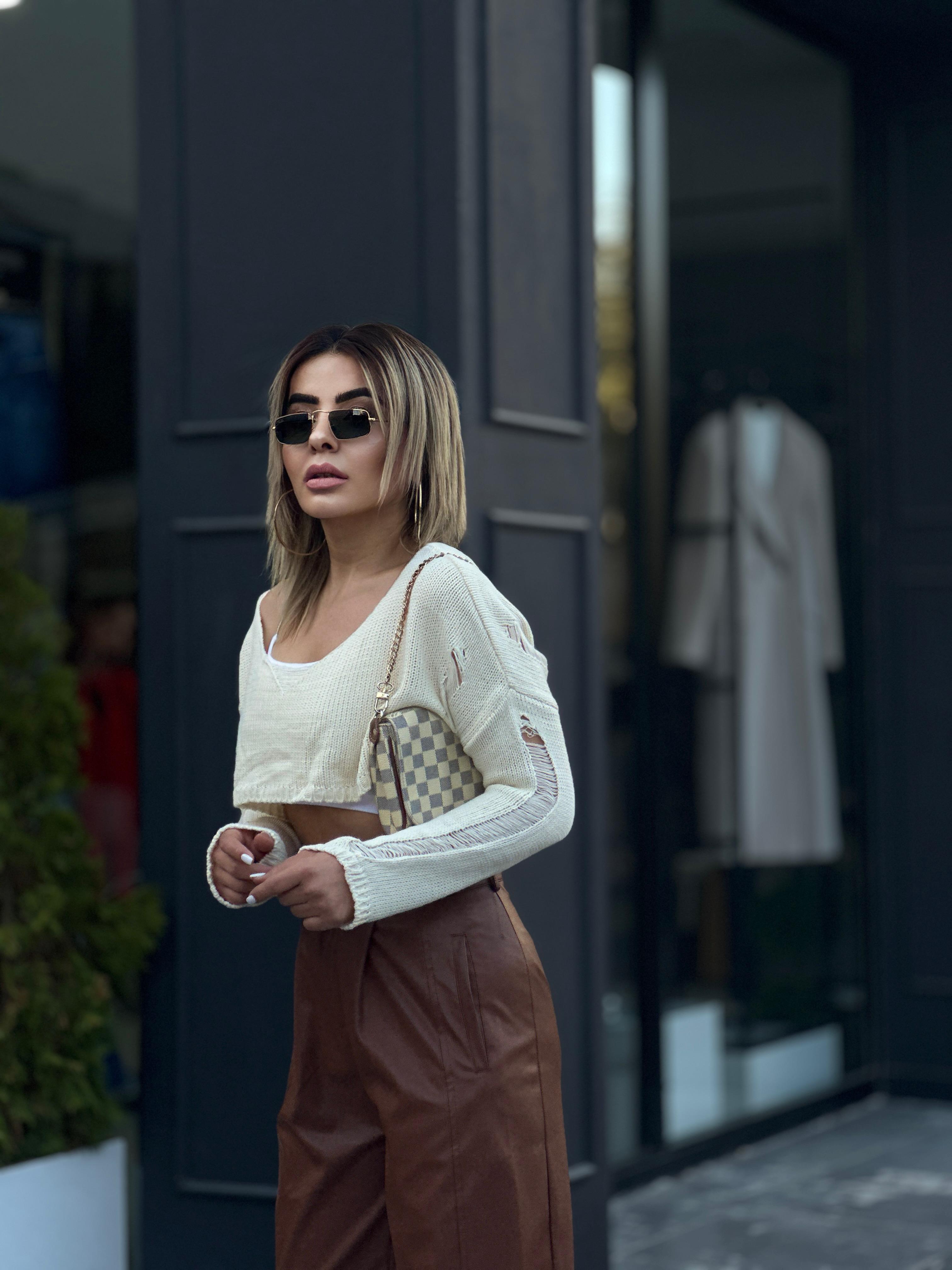 Krem Yırtık Detaylı Crop Kazak