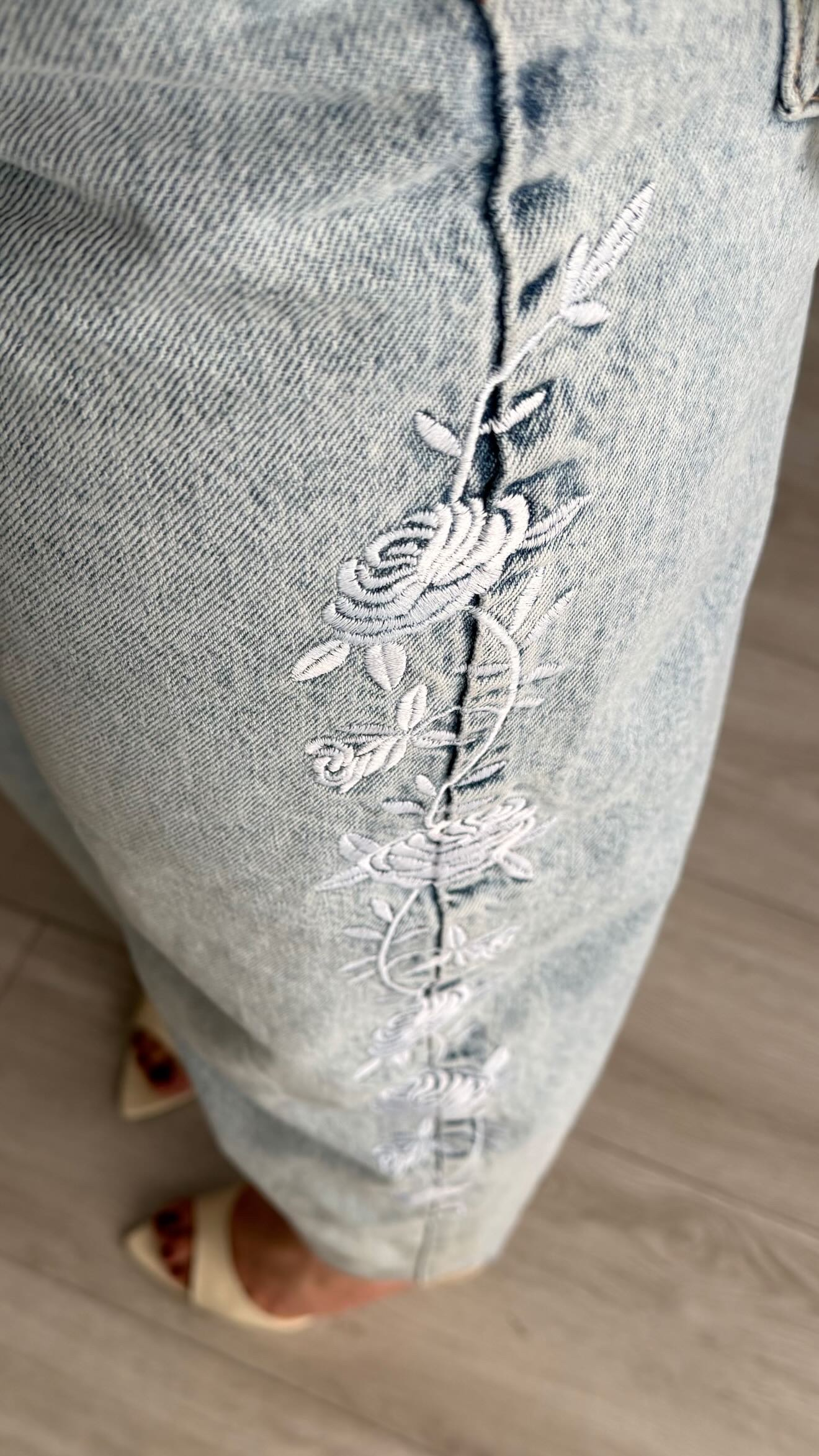 Embroidered Barrel Fit Jeans