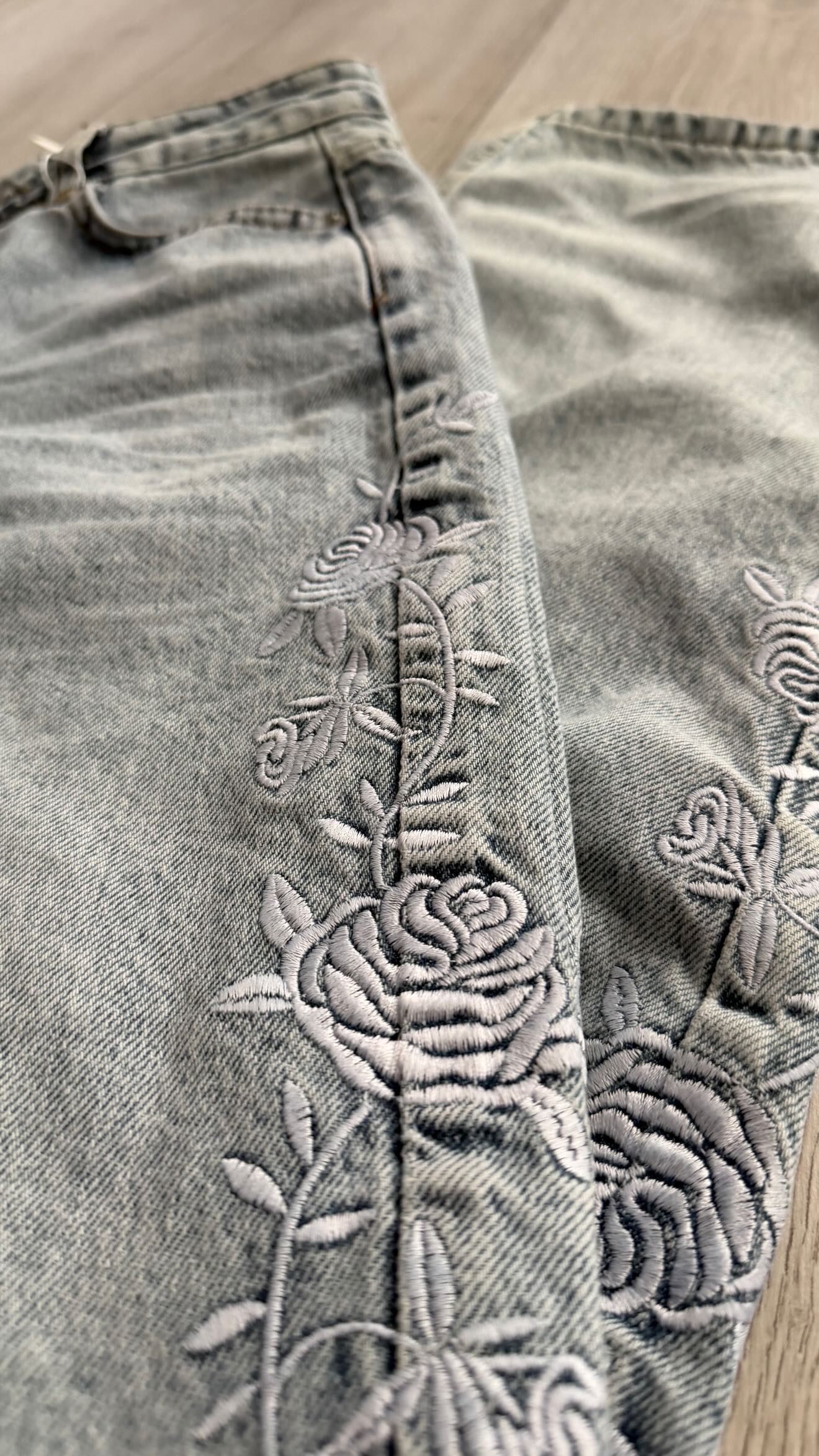 Embroidered Barrel Fit Jeans