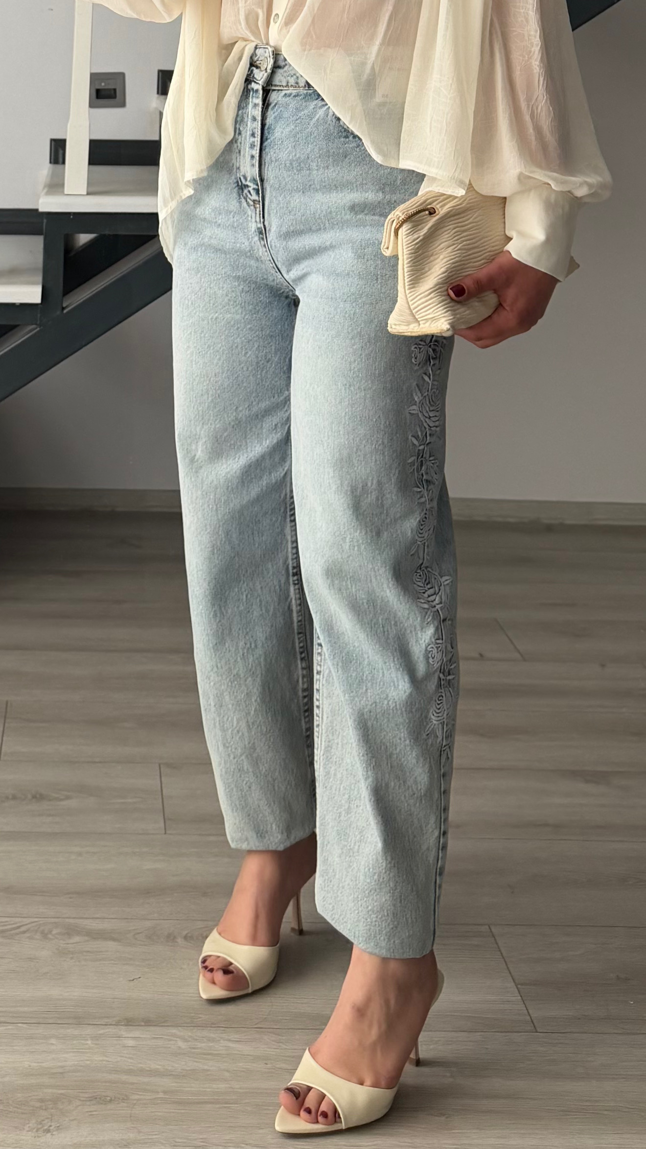 Embroidered Barrel Fit Jeans