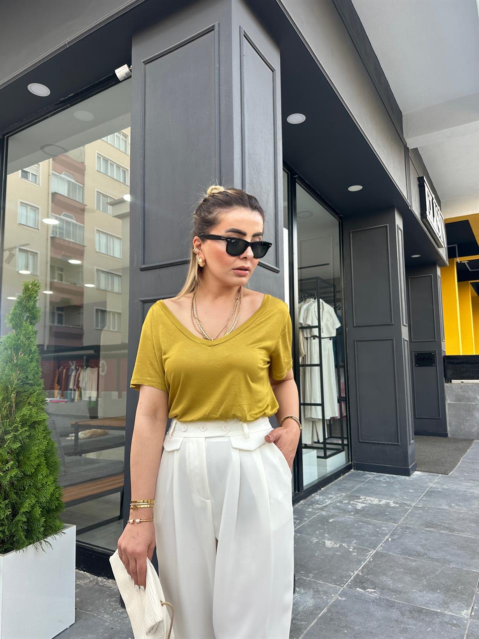 تيشيرت برقبة على شكل حرف V من ماركة Olive Original Brand