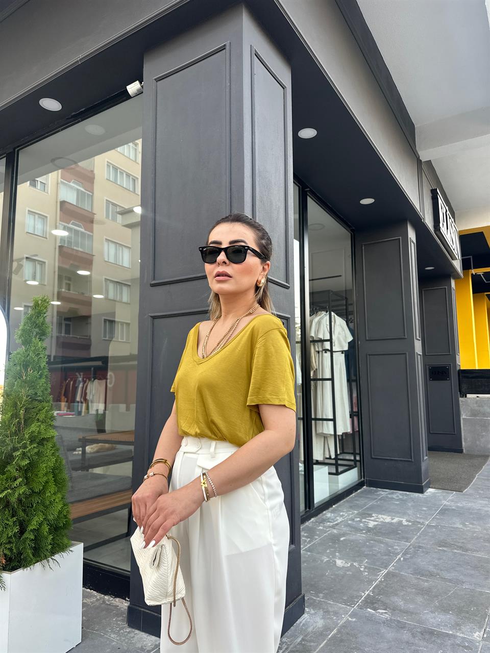 تيشيرت برقبة على شكل حرف V من ماركة Olive Original Brand