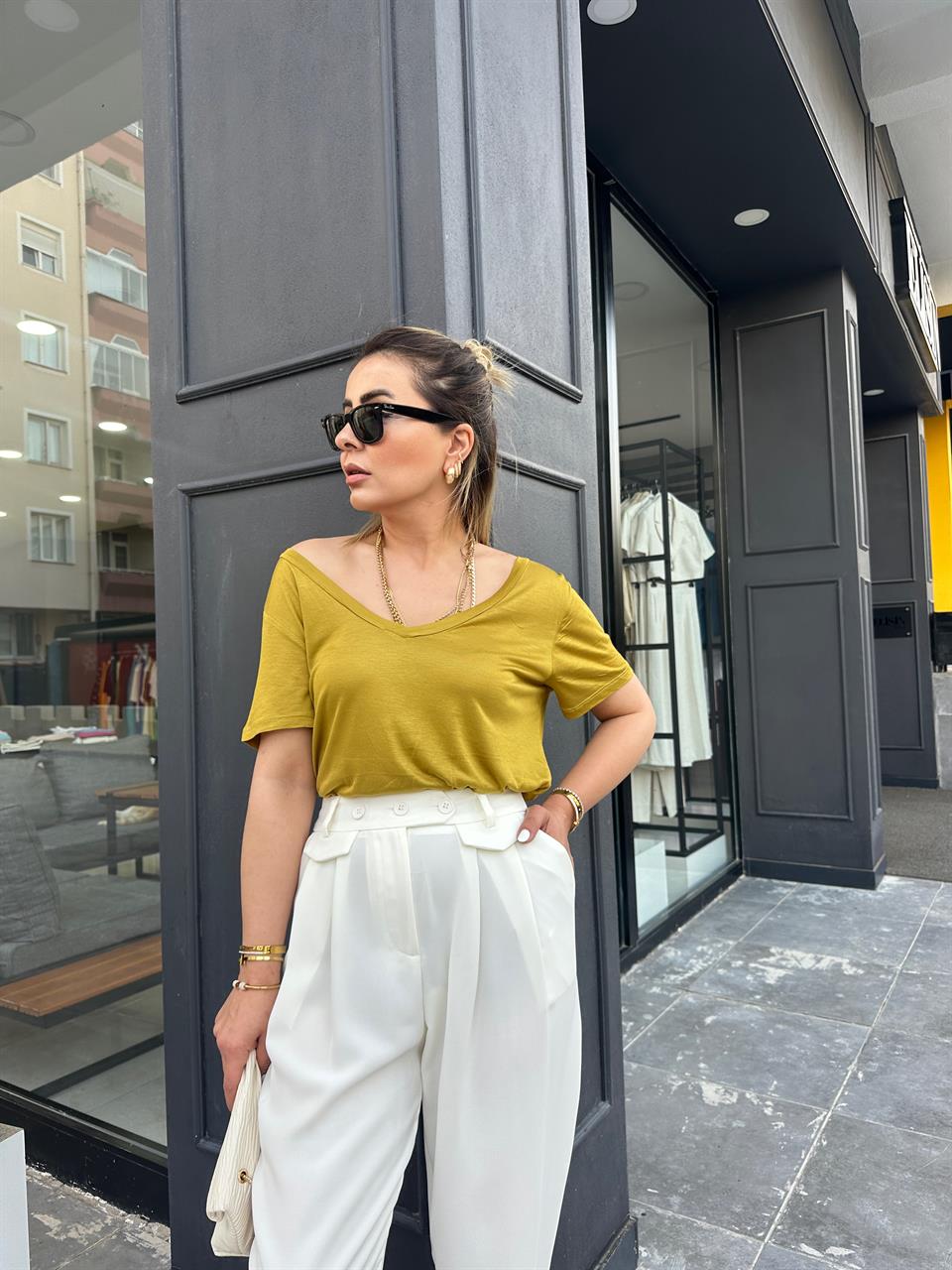 تيشيرت برقبة على شكل حرف V من ماركة Olive Original Brand