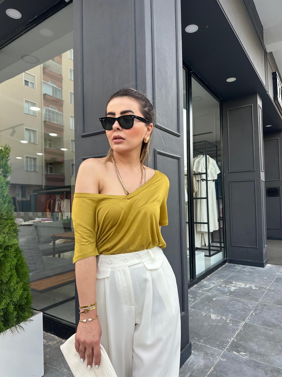تيشيرت برقبة على شكل حرف V من ماركة Olive Original Brand
