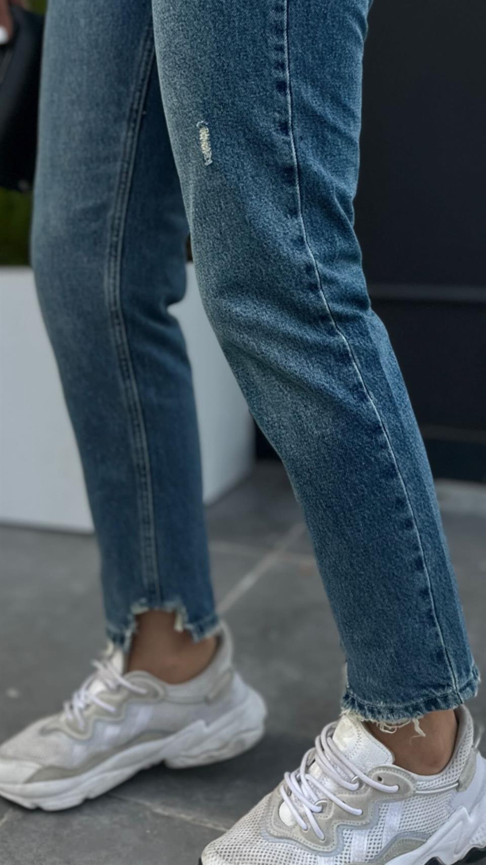 Mom Jeans with Detailed Hem