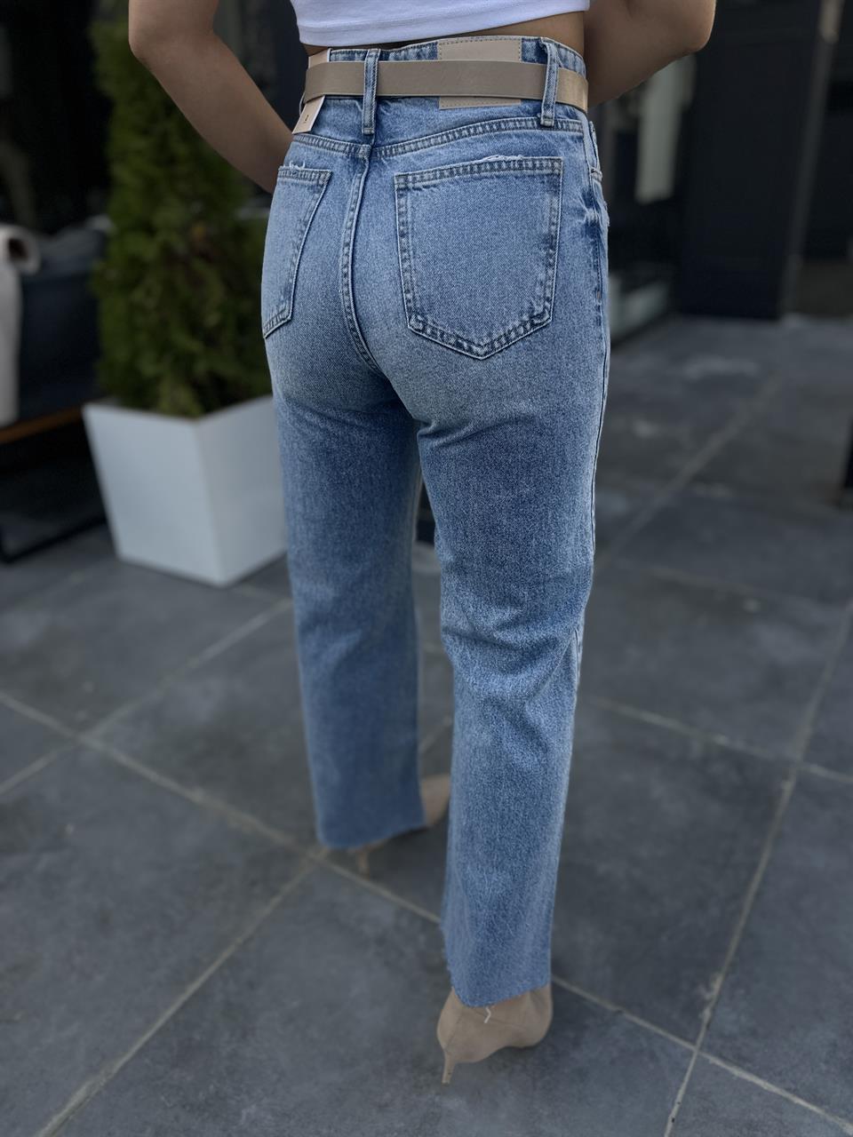 Wide Leg Jeans with Cropped Hem