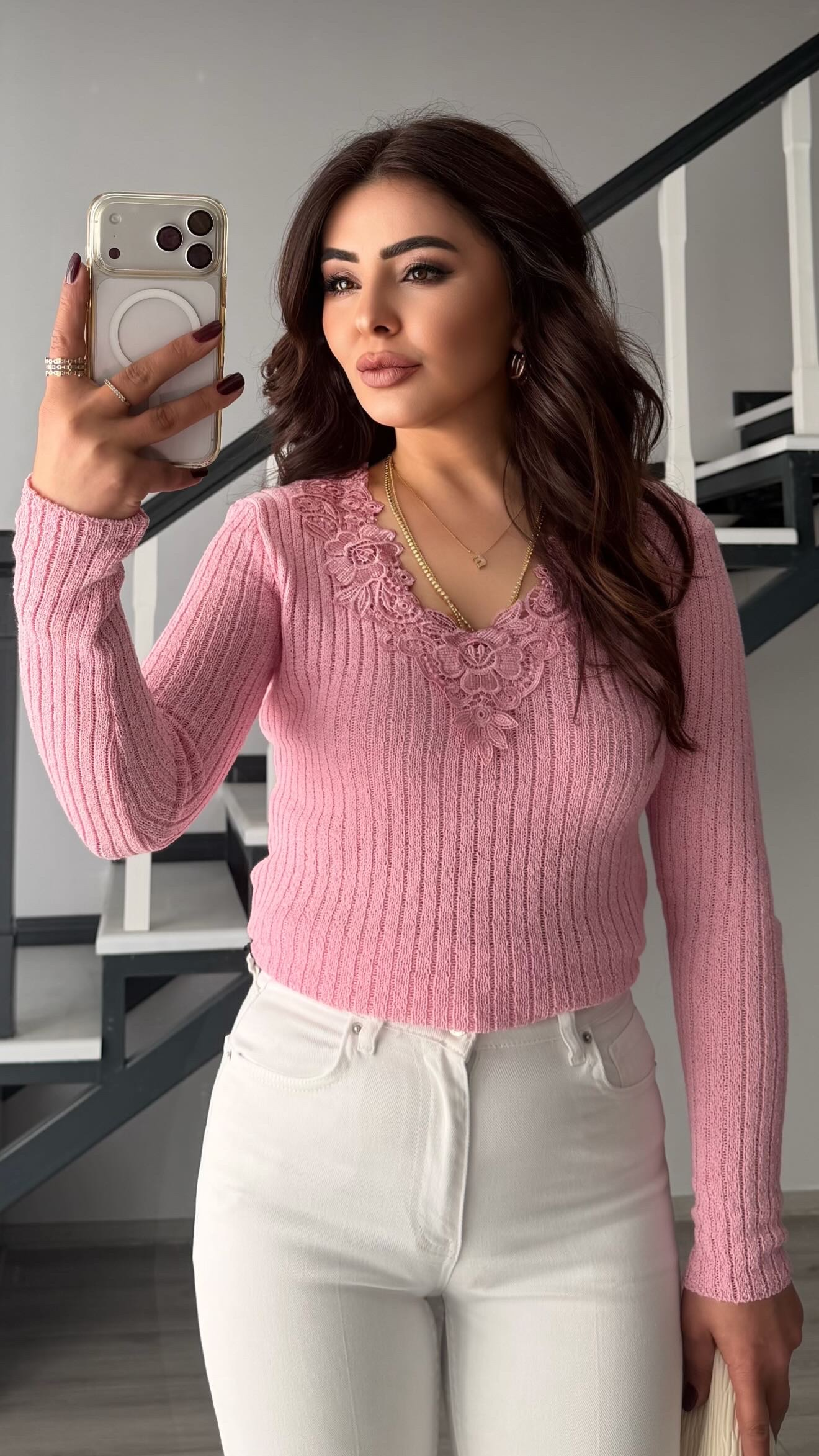 Pembe Yakadan Dantelli İnce Triko Bluz