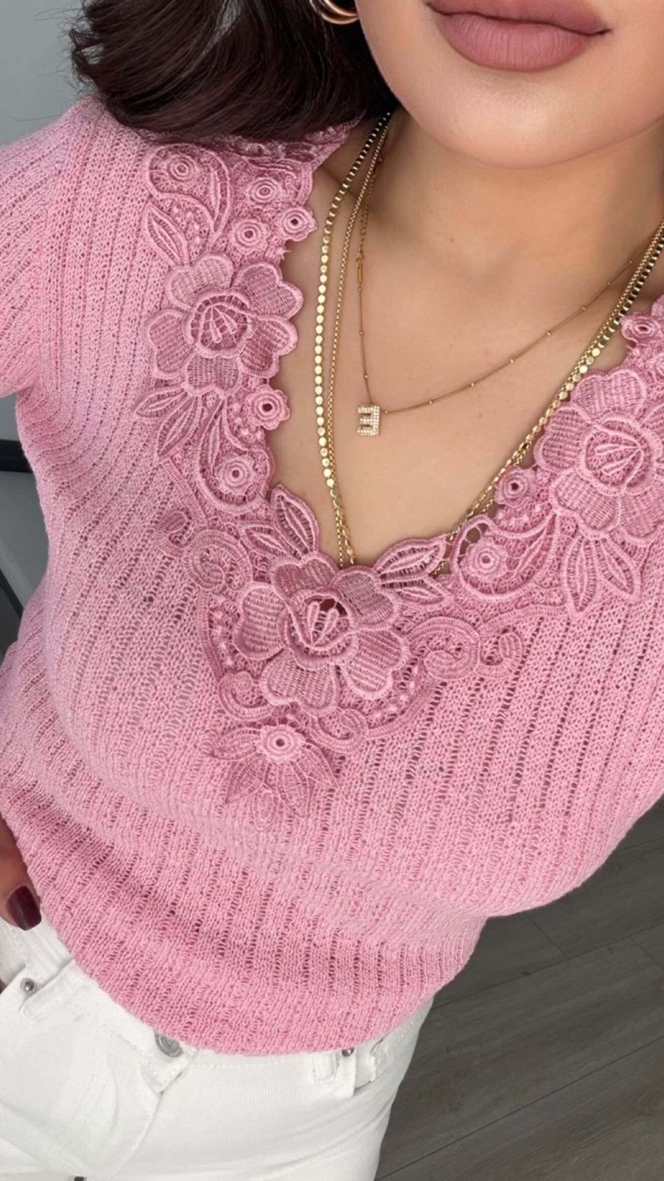 Pembe Yakadan Dantelli İnce Triko Bluz