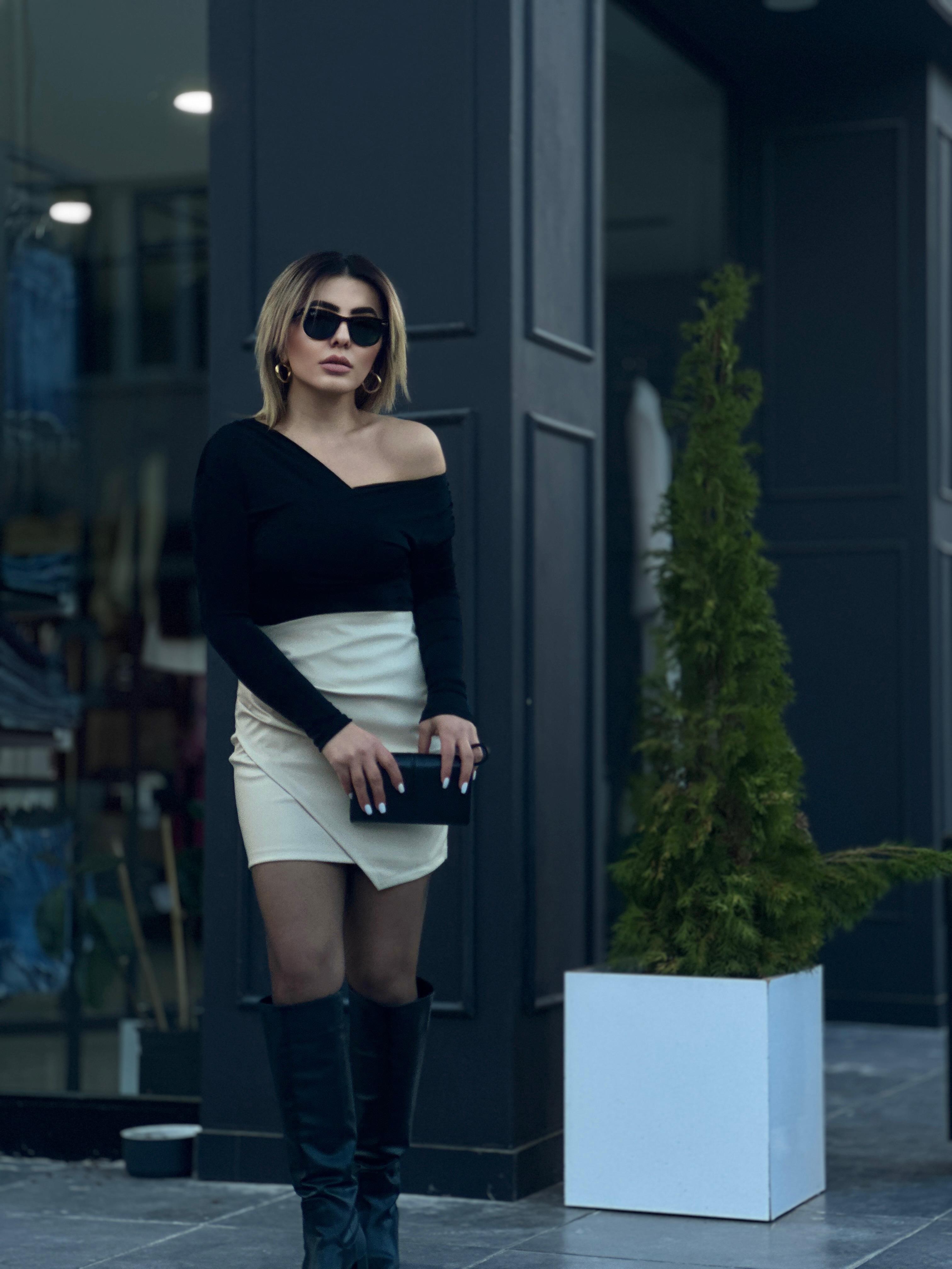 Siyah Asimetrik Omuz Detaylı Kruvaze Bluz 