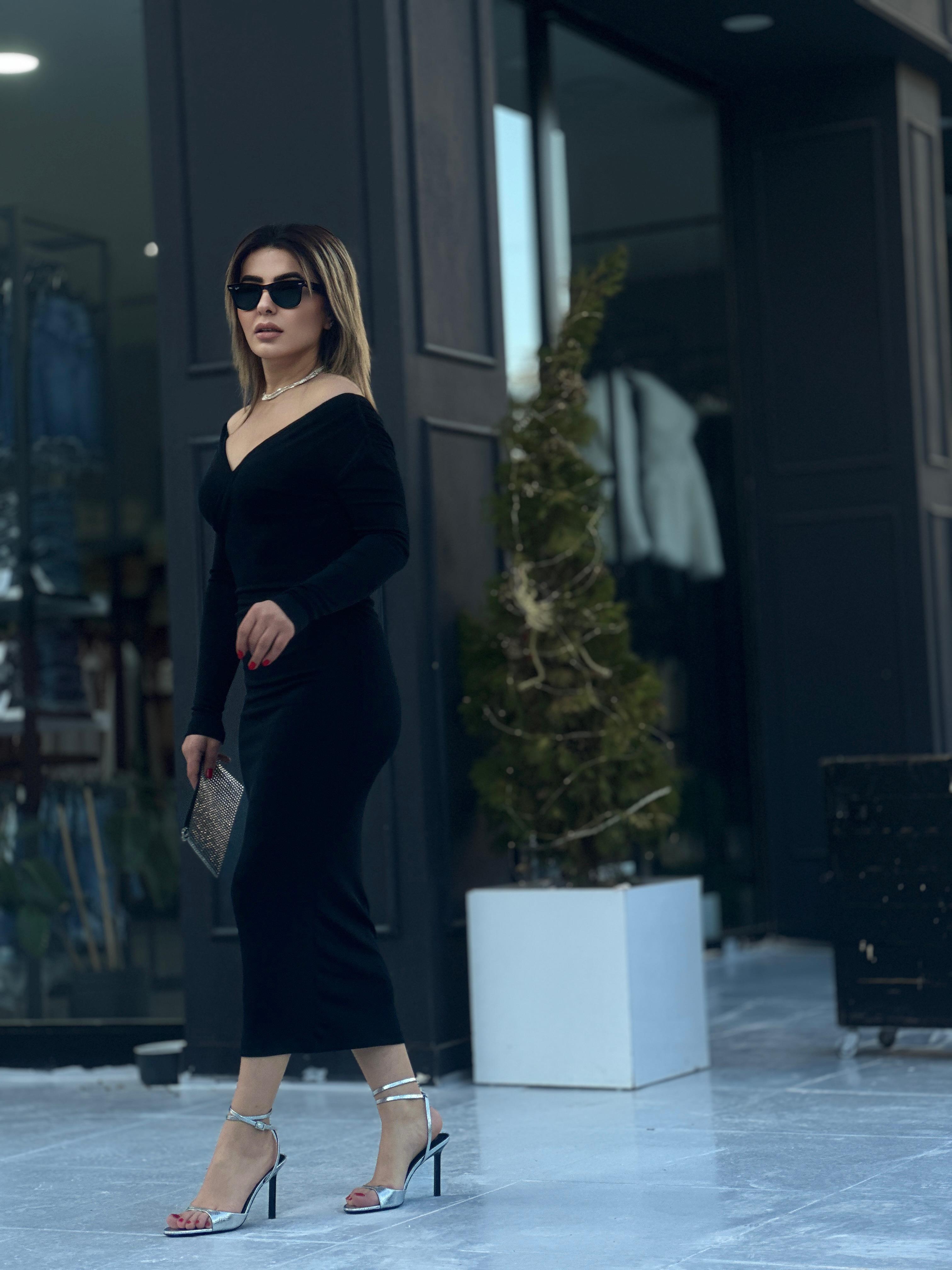 Siyah Asimetrik Omuz Detaylı Kruvaze Elbise 