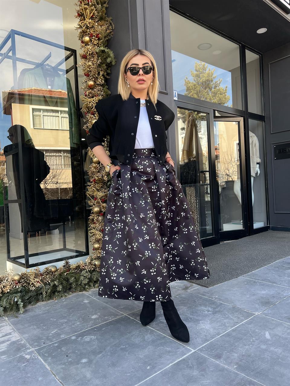 Black Floral Patterned Two-Pocket Skirt