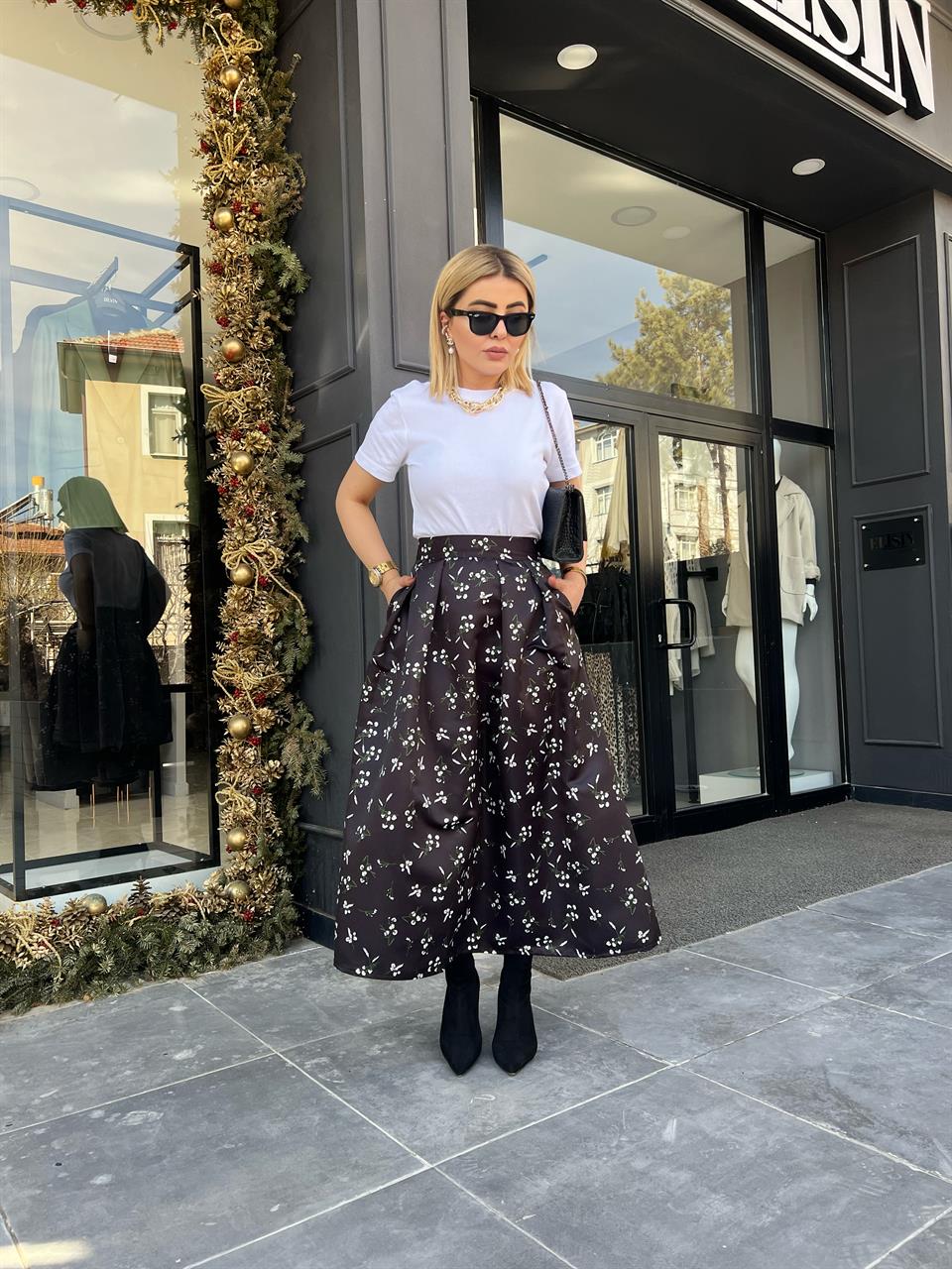 Black Floral Patterned Two-Pocket Skirt