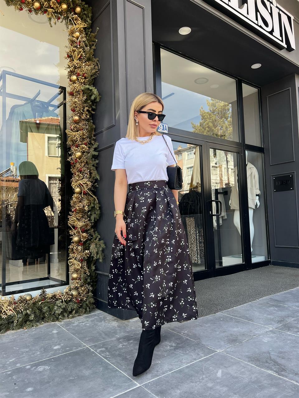Black Floral Patterned Two-Pocket Skirt