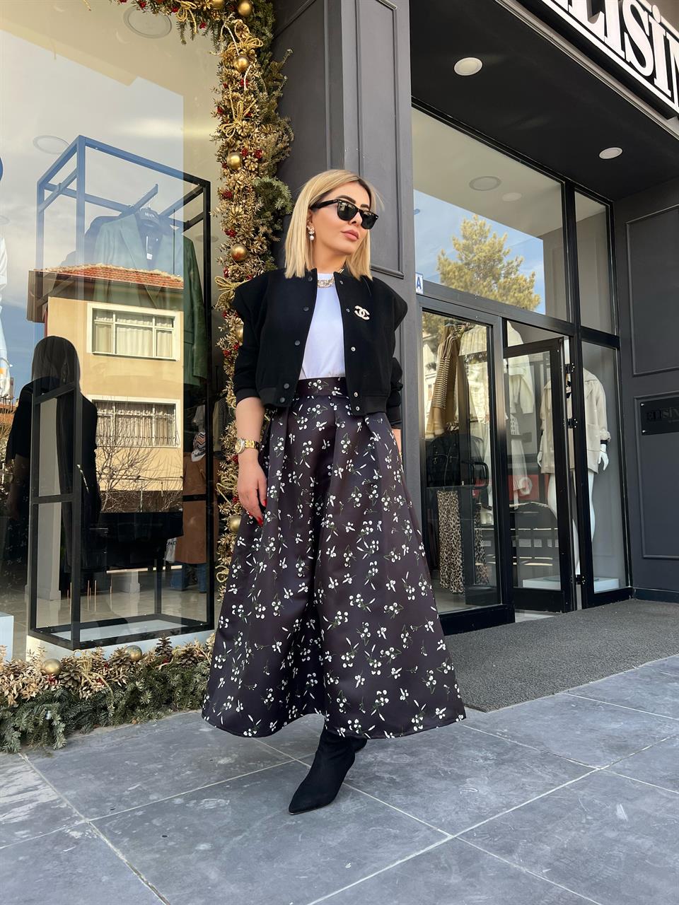 Black Floral Patterned Two-Pocket Skirt