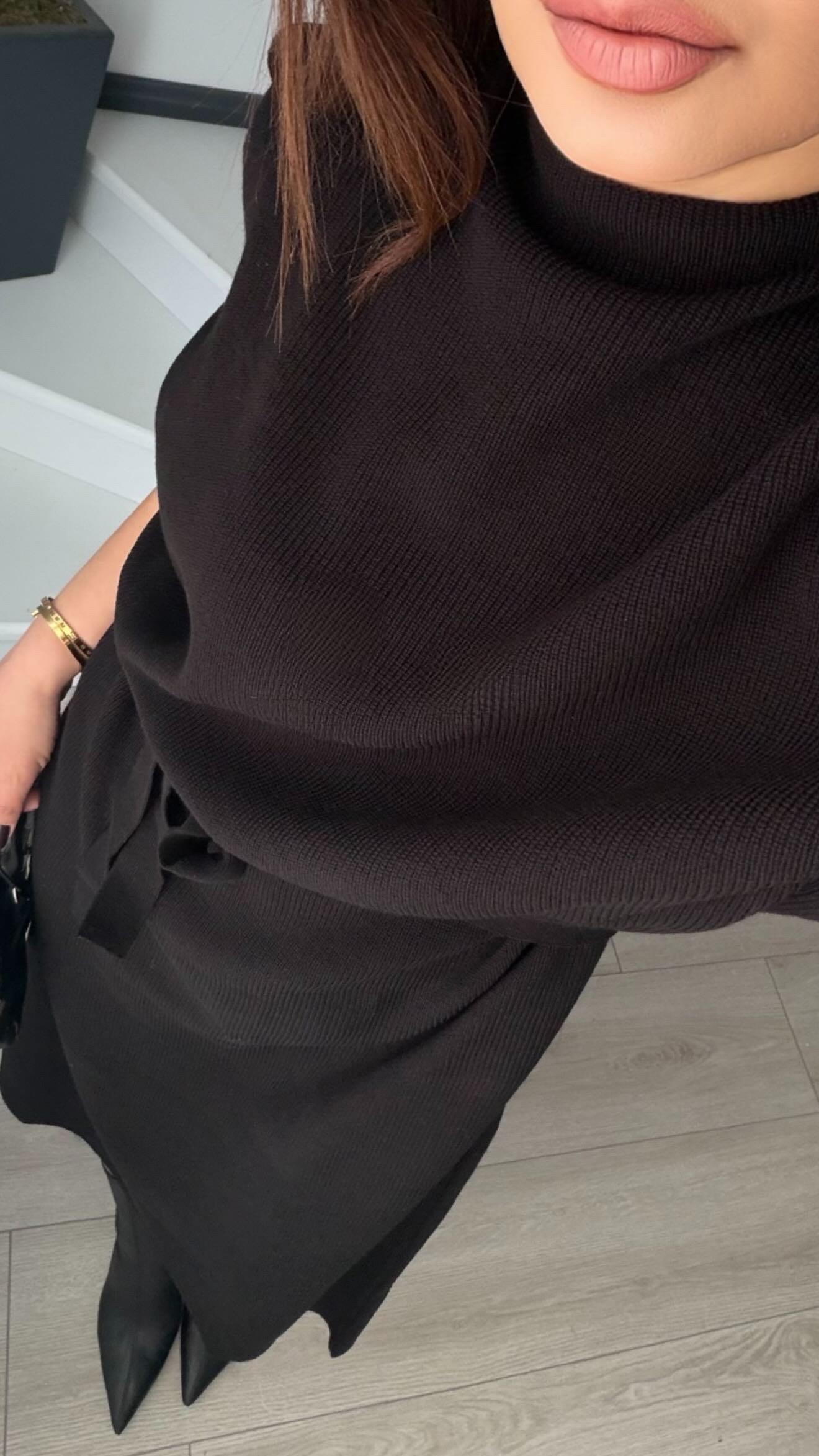 Siyah Dik Yaka Kuşaklı Fitilli Triko Elbise