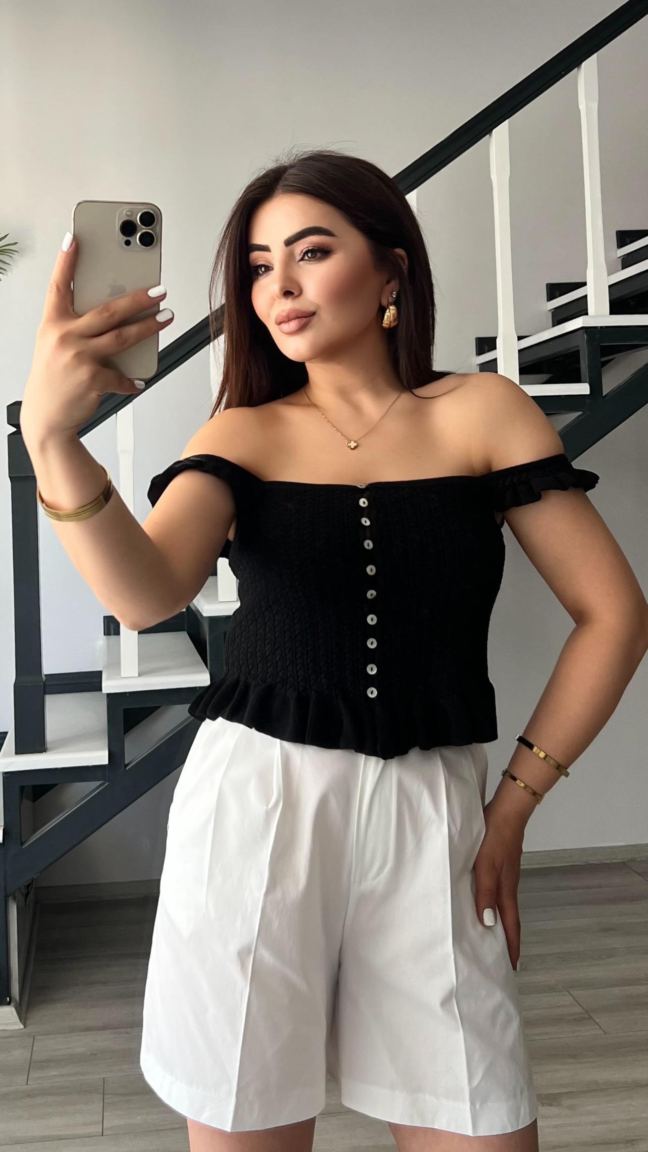 Siyah Fırfırlı Düğmeli Bluz