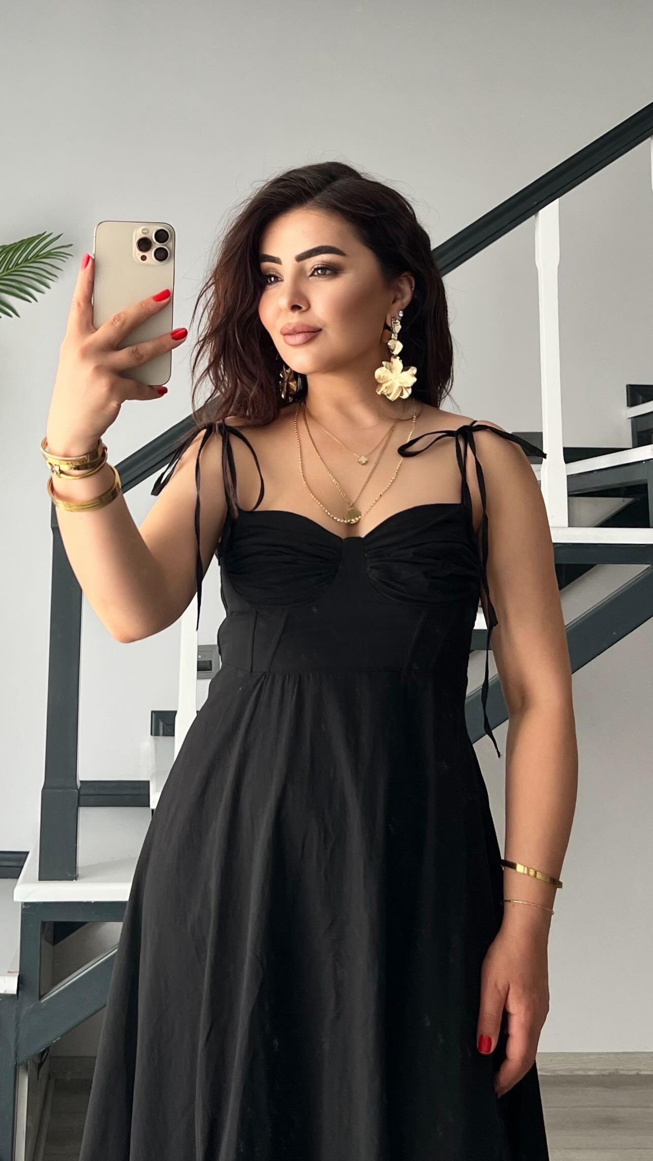 فستان أسود من ماركة بلاك براند، موديل مكشكش ومبطن
