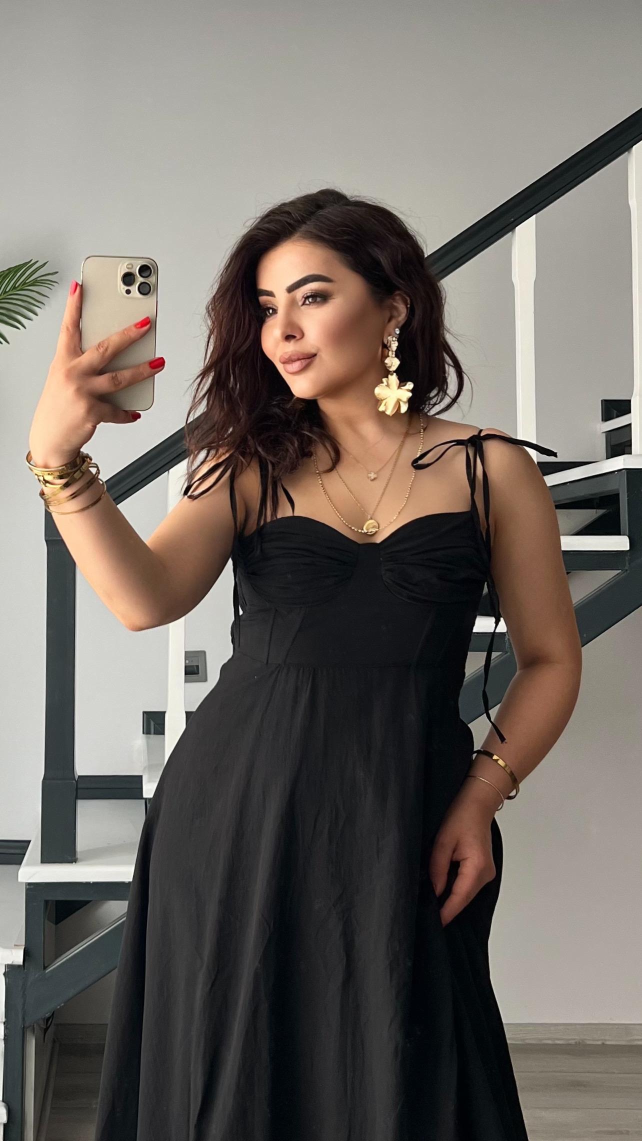 فستان أسود من ماركة بلاك براند، موديل مكشكش ومبطن