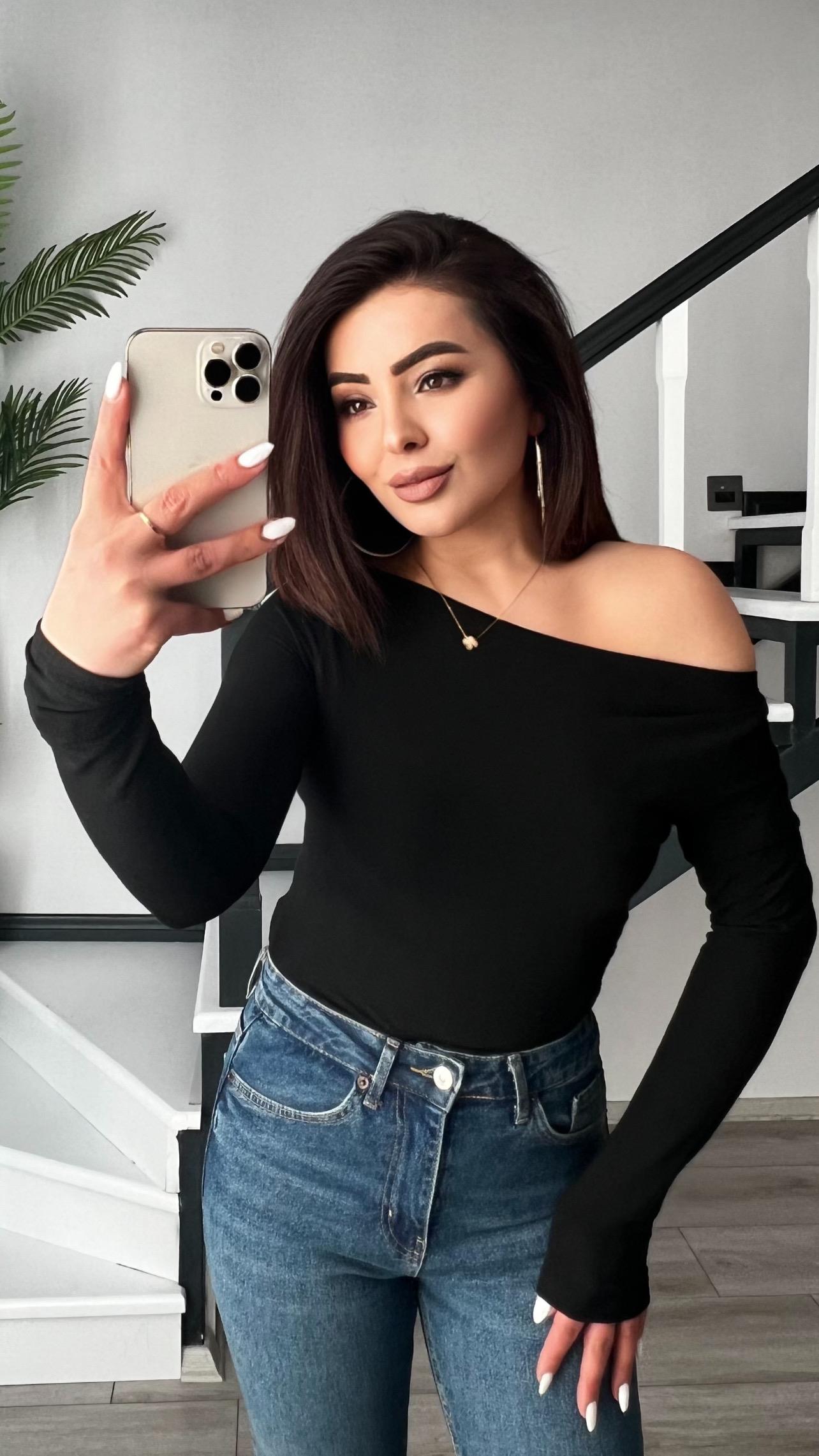 Siyah Omuz Detaylı Bluz 