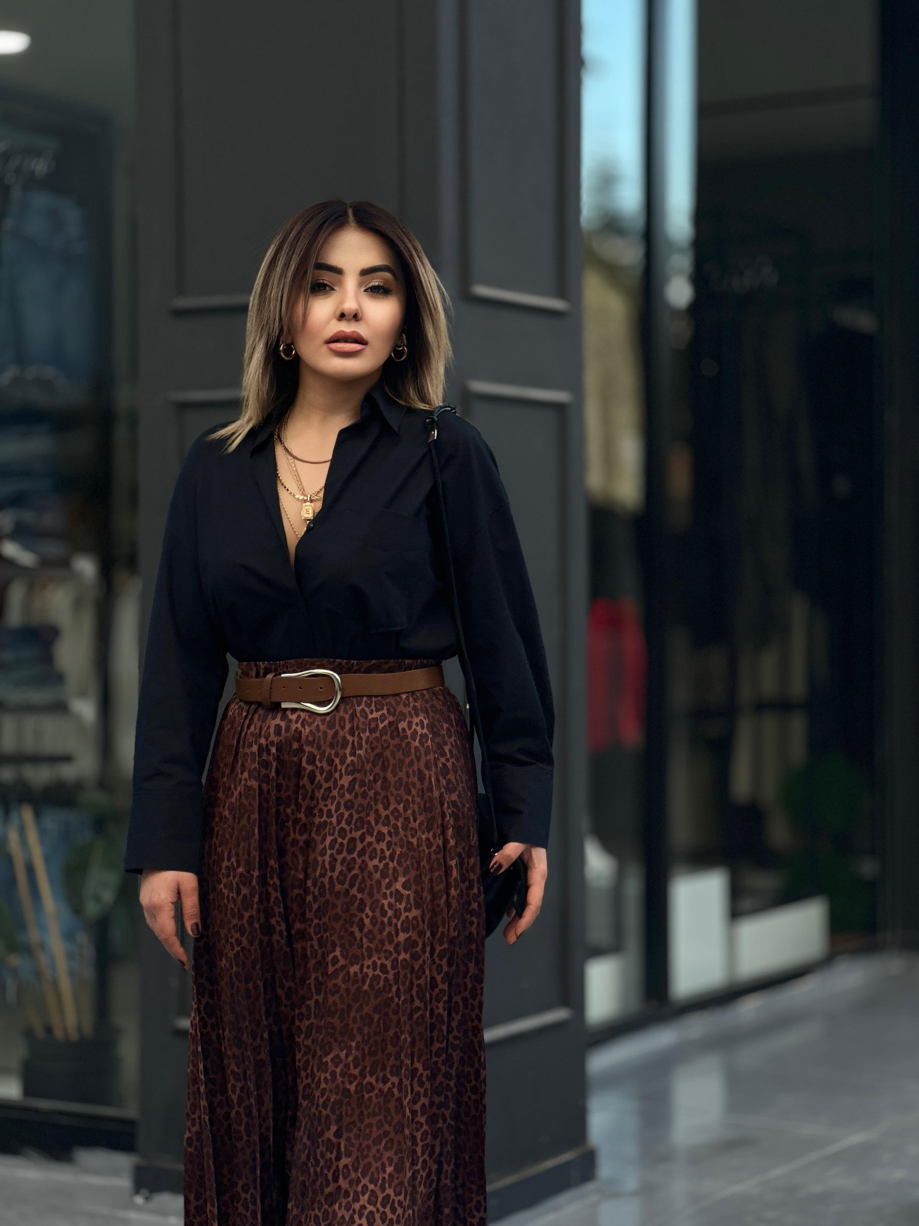 قميص أسود بجيب أمامي واحد